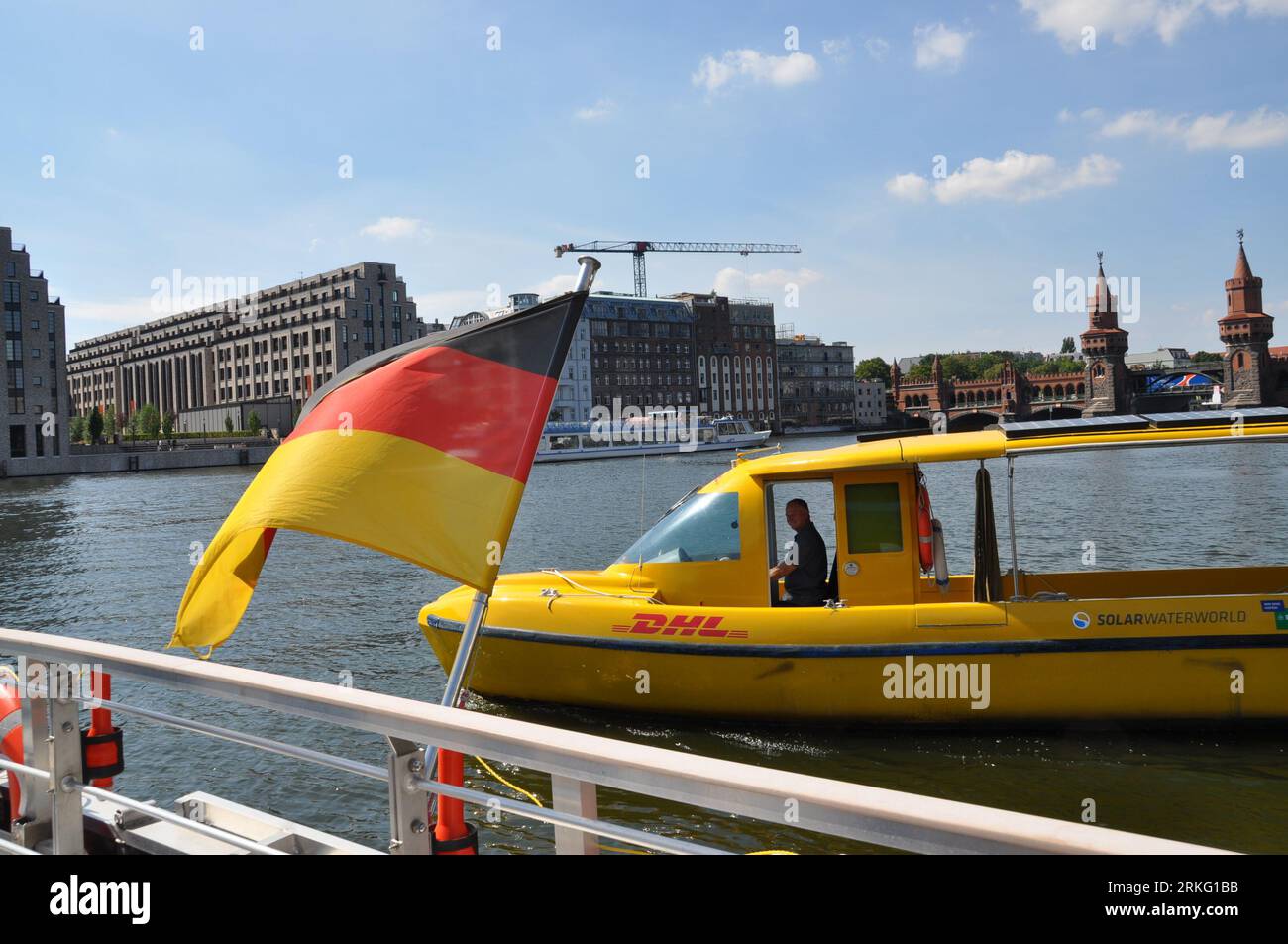 Berlin, Deutschland. August 2023. Ansicht eines elektrisch betriebenen Solarschiffs der Deutschen Post DHL auf der Spree, Berlin, 24. August 2023. Die Deutsche Post DHL Group wird den Pakettransport auf dem Wasserweg in Berlin weiter ausbauen. Kredit: Zapotocky Ales/CTK Photo/Alamy Live News Stockfoto