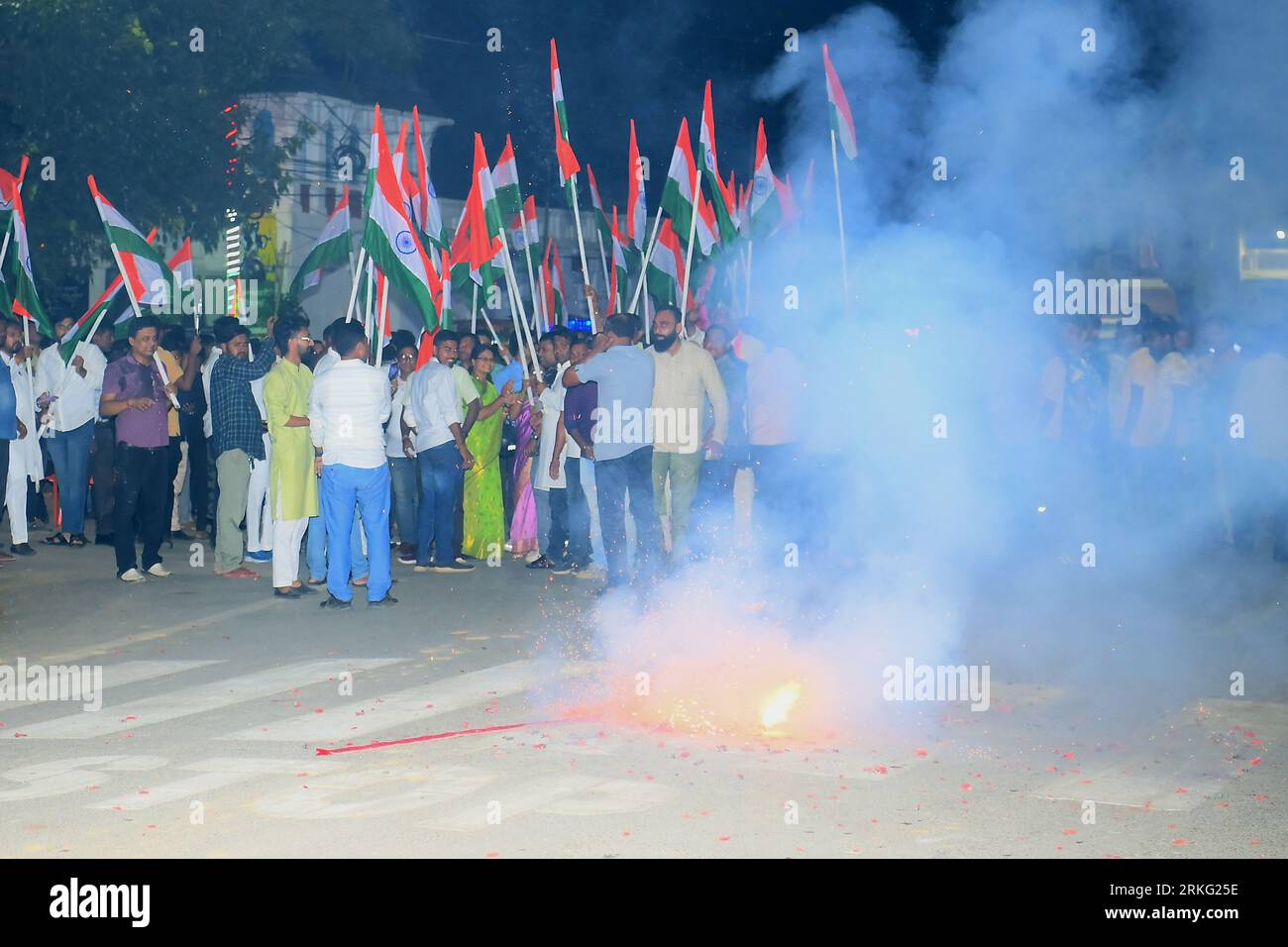 BJP-Parteiführer, Arbeiter und die Öffentlichkeit feiern die erfolgreiche Mondlandung des Raumschiffs Chandrayaan-3 auf dem Südpol des Mondes in Agartala. Tripura, Indien. Stockfoto