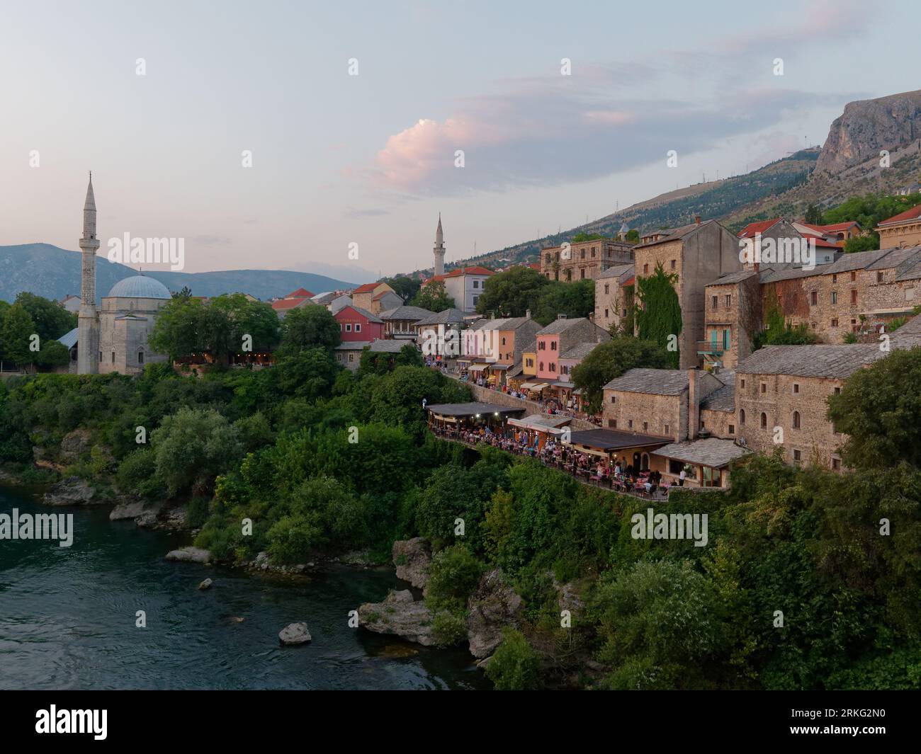 Altstadt und Koski Mehmed Pascha Moschee entlang des Flusses Neretva in Mostar an einem Sommerabend, Bosnien und Herzegowina, 20. August 2023. Stockfoto