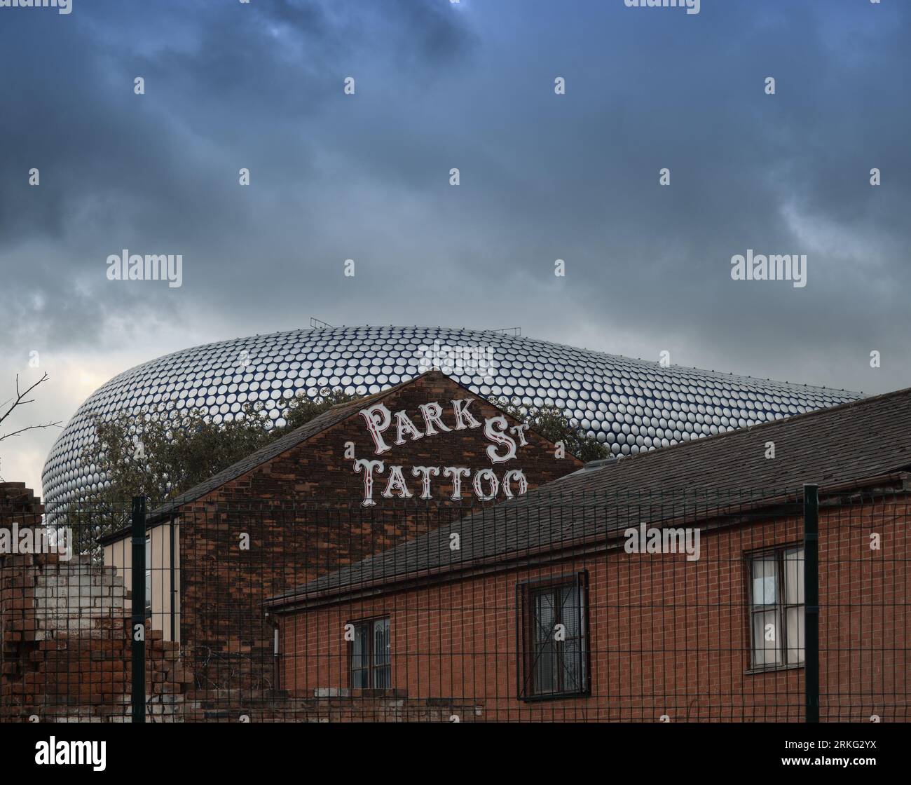 Digbeth, Birmingham, U.K, - 12. August 2023 - Stadtszene mit kontrastierendem Blick auf neue und alte Gebäude. Stockfoto