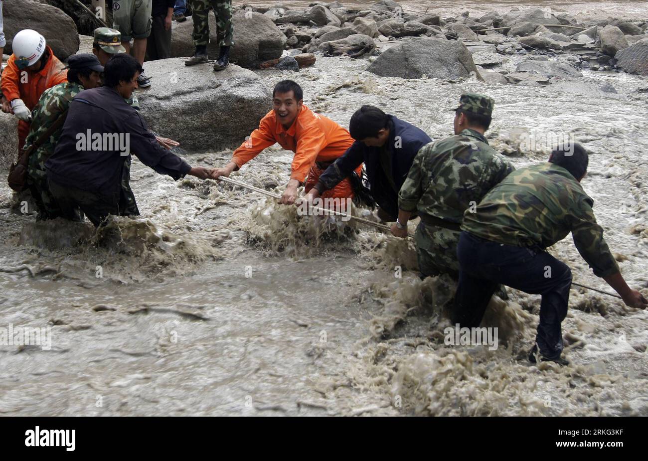 Bildnummer: 55541160 Datum: 24.06.2011 Copyright: imago/Xinhua (110624) -- GONGSHAN, 24. Juni 2011 (Xinhua) -- Rescuers Clean Watercourse in Bingzhongluo Township of Gongshan County, Südwestchinesische Provinz Yunnan, 24. Juni 2011. Regen ausgelöste Gebirgsbäche und Schlammfelsströme trafen am Donnerstagnachmittag auf Gongshan County, verdrängten 679 und sumpften mehr als 500 mu Ernten in der Stadt. (Xinhua/Chen Zuliang) (zgp) CHINA-YUNNAN-GONGSHAN-Schlamm-FLIESSEN (CN) PUBLICATIONxNOTxINxCHN Gesellschaft xsk 2011 quer o0 Wetter Regen Schlamm Überschwemmung Rettungskräfte Bildnummer 55541160 Datum 24 0 Stockfoto