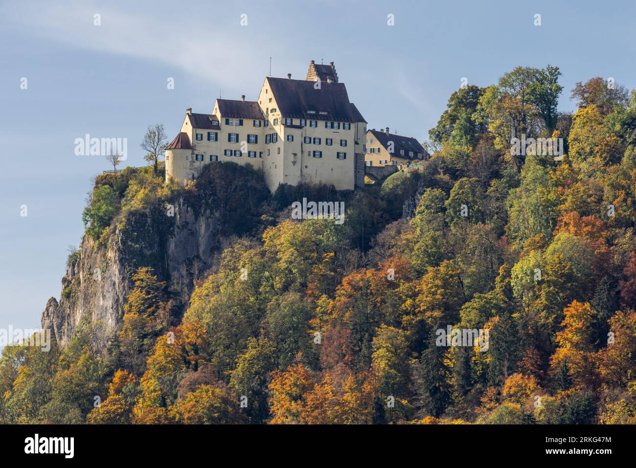 Schloss Werenwag im herbstlichen Oberen Donautal, Beuron, Naturpark obere Donau, Bezirk Sigmaringen, Schwäbische Alb, Baden-Württemberg, Deutschland Stockfoto