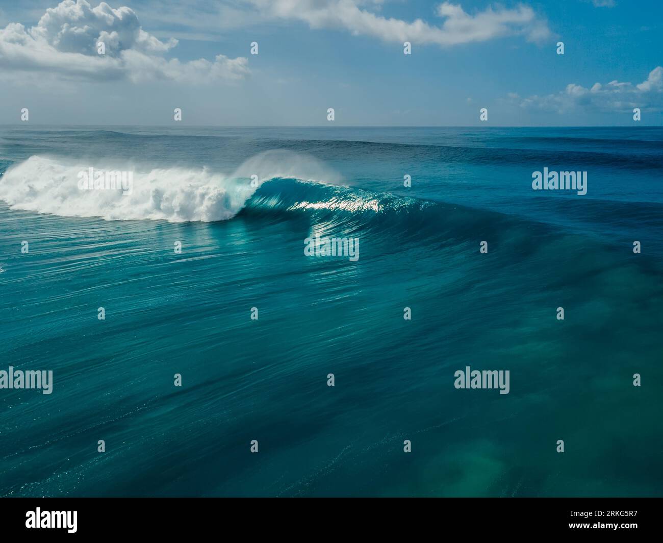 Perfekte Glaswelle mit Barrel im blauen Ozean. Luftaufnahme Stockfoto