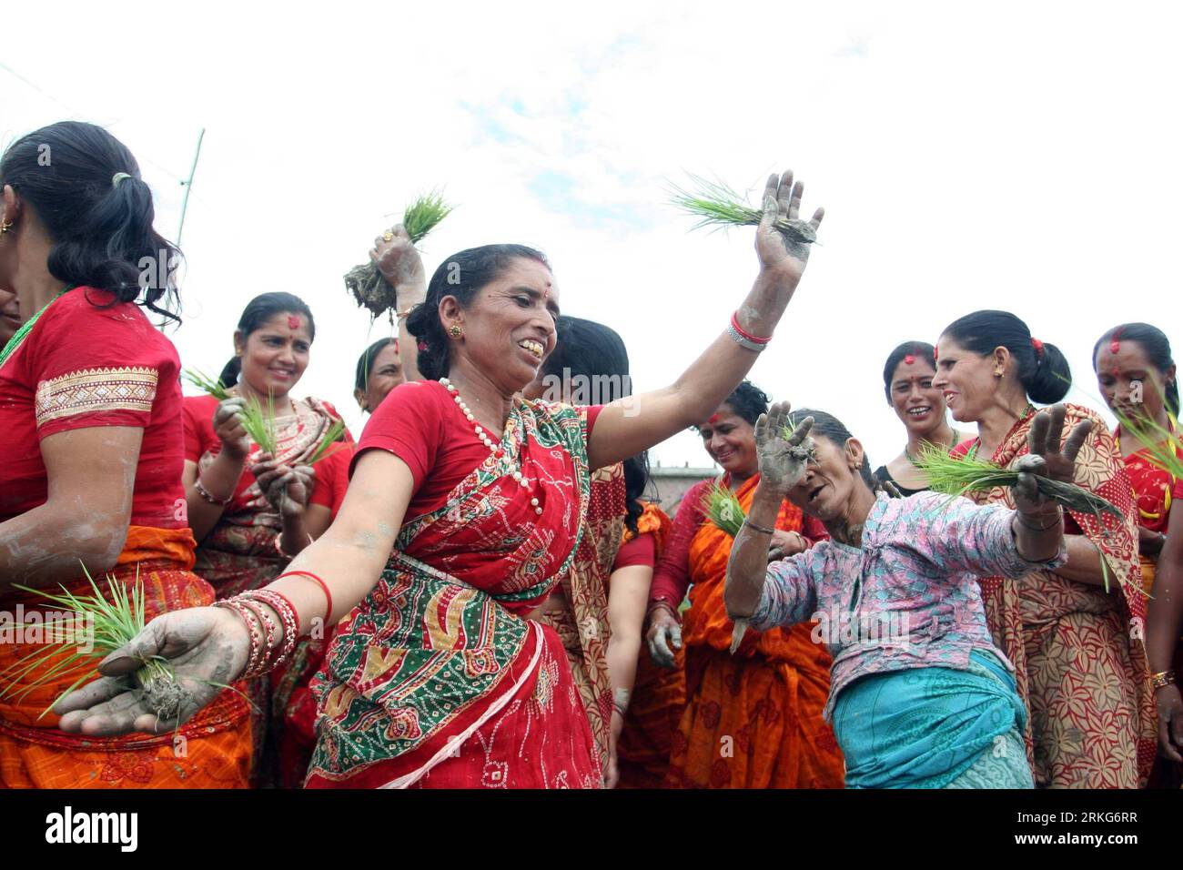 Bildnummer: 55556036 Datum: 29.06.2011 Copyright: imago/Xinhua (110629) -- KATHMANDU, 29. Juni 2011 (Xinhua) -- nepalesische Bauern in ihrer traditionellen Kleidung tanzen während der Feier des Nationalfeiertags im Dorf Bageshwari, am Stadtrand von Kathmandu, Nepal, am 29. Juni 2010. Die nepalesischen Bauern feierten am Mittwoch den National Paddy Day, bekannt als Asar 15 (Asar Pandhra Festival). Die Bauern beginnen die jährliche Reisanpflanzungssaison am 15. Asar und feiern den Tag mit verschiedenen Festlichkeiten. (Xinhua/Niraj Sapkota) (yc) NEPAL-ASAR PANDHRA FESTIVAL PUBLICATIONxNOTxINxCHN Gesellschaft Reistag Reis Landwir Stockfoto