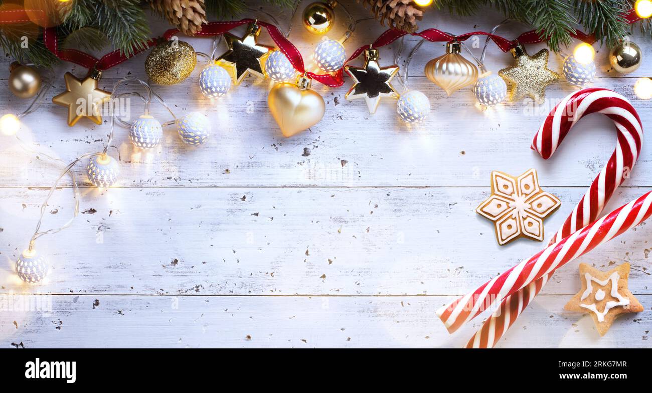 Weihnachtsferien Zusammensetzung auf hölzernen Hintergrund; Christbaumschmuck und kopieren Sie Platz für Ihren Text Stockfoto
