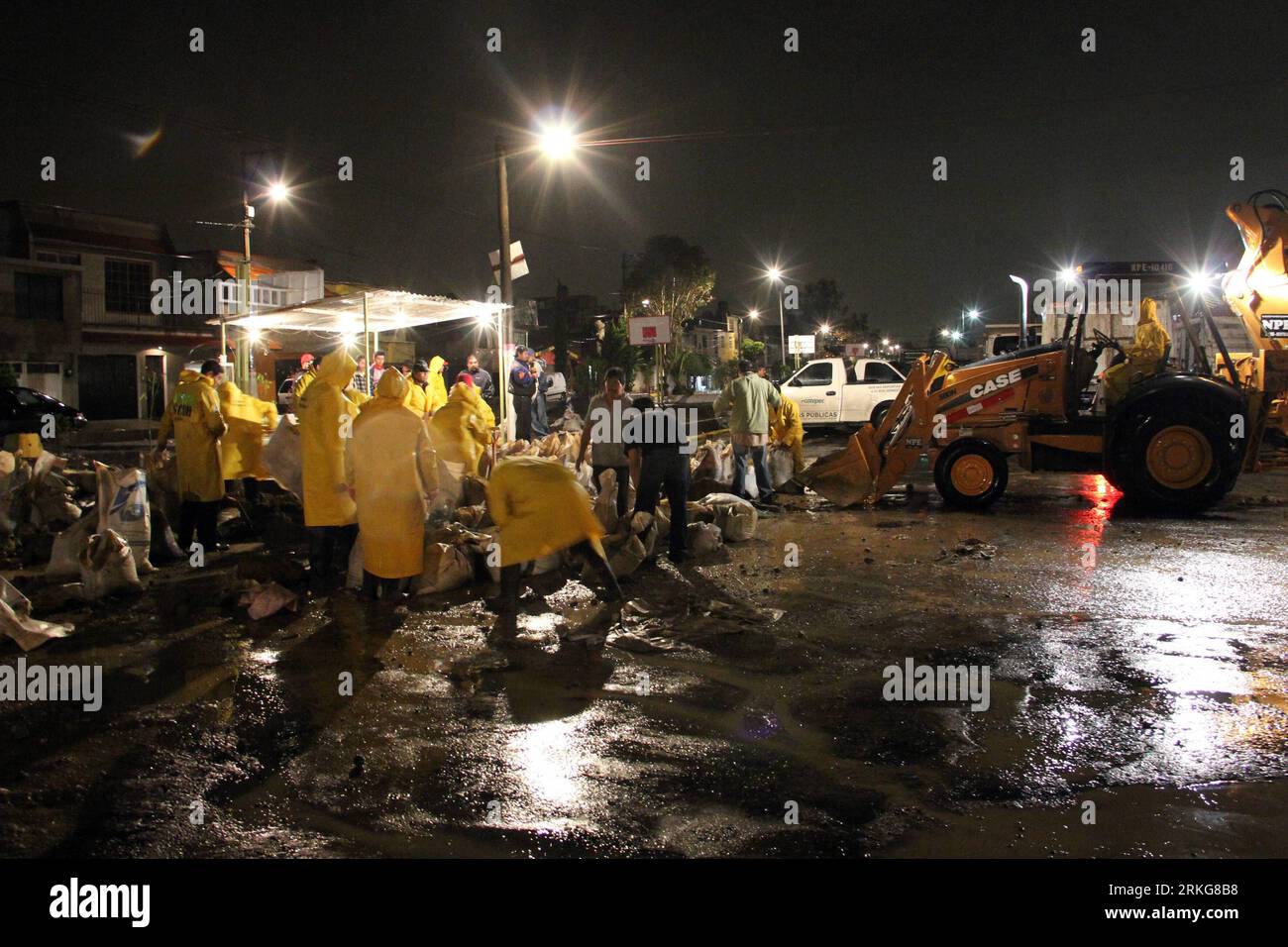 Bildnummer: 55564257 Datum: 01.07.2011 Copyright: imago/Xinhua (110702) -- ECATEPEC, 2. Juli 2011 (Xinhua) -- die Arbeiter der Regierung füllen Sandsäcke, um einen Damm zu bauen, um den Überlauf des Los Remedios River zu verhindern, der die umliegenden Kolonien Ecatepec und Nezahualcoyotl im mexikanischen Bundesstaat Mexiko am 1. Juli 2011 überflutete. Die Regenfälle des Hurrikans Arlene trafen die Metropolregion Mexiko-Stadt. Die mexikanische Armee wandte einen Katastrophenplan an und evakuierte aus den betroffenen Orten. (Xinhua/Citlali Olguin) (lyi) MEXICO-ECATEPEC-RIVER OVERFLOW PUBLICATIONxNOTxINxCHN Gesellschaft Wetter Stockfoto
