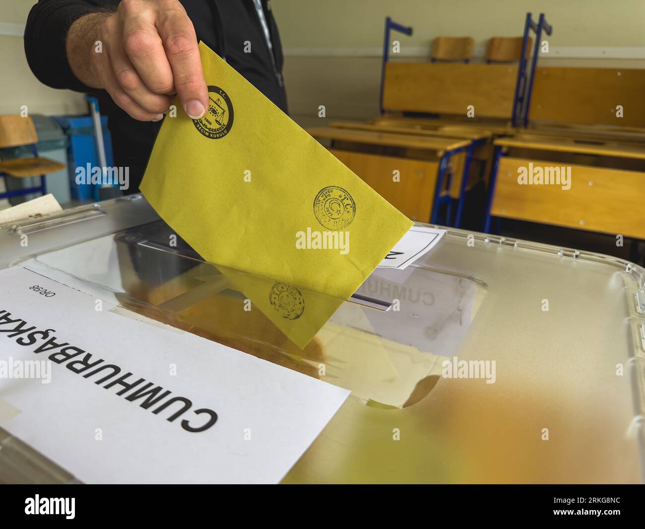 Bursa, Türkei - 28. Mai 2023: Nahaufnahme einer Hand eines Mannes, der während der Wahlen in der Türkei ihre Stimme in eine Wahlurne wirft. Hochwertige Fotos Stockfoto