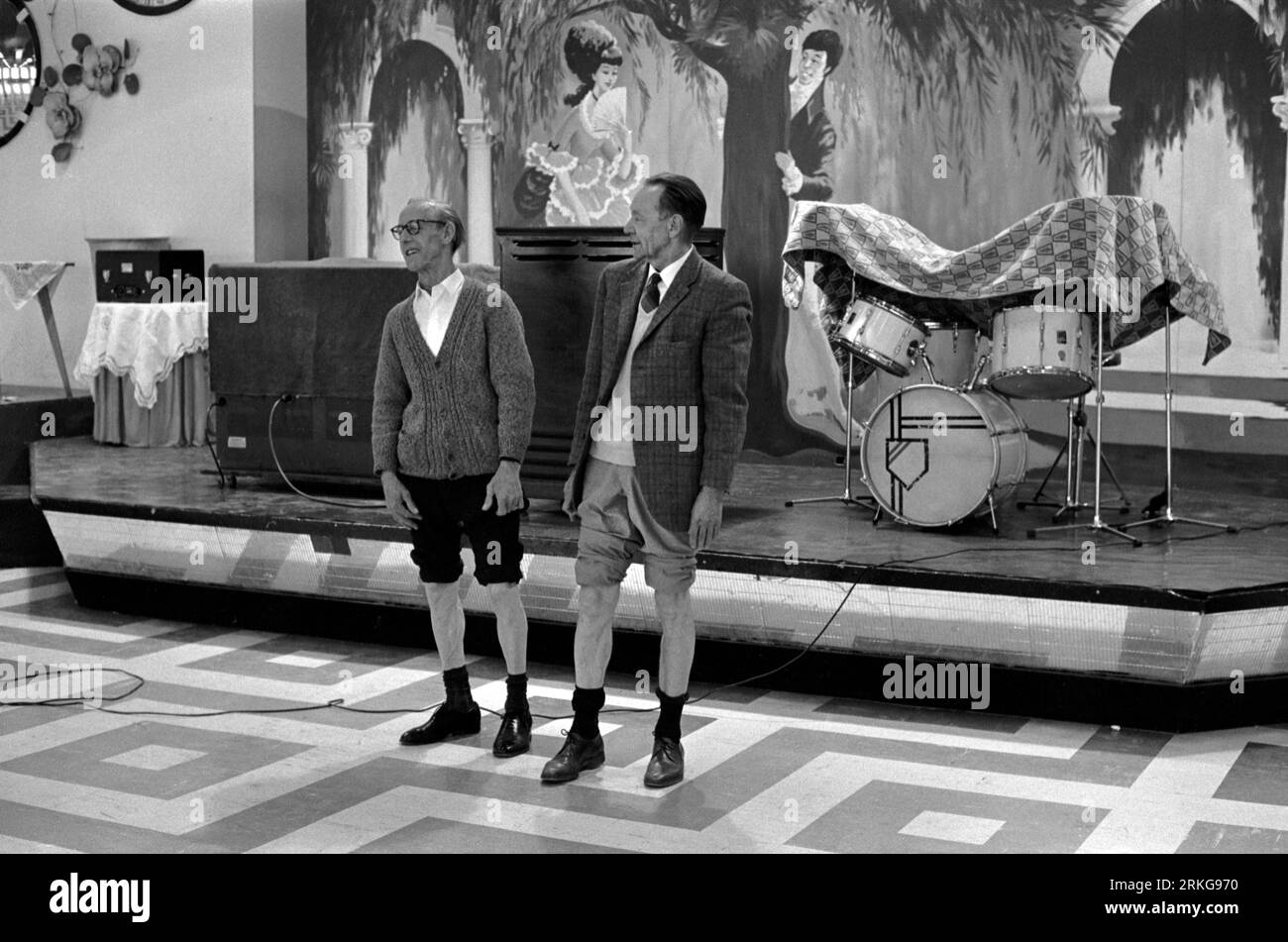 Butlins Holiday Camp, 1970er Jahre, Großbritannien. Zwei Herren Urlauber mit hochgekrempelten Hosenbeinen nehmen am besten und härtesten Wettkampf der Kälbermuskulatur Teil. Bognor Regis, West Sussex, England um 1972. HOMER SYKES Stockfoto