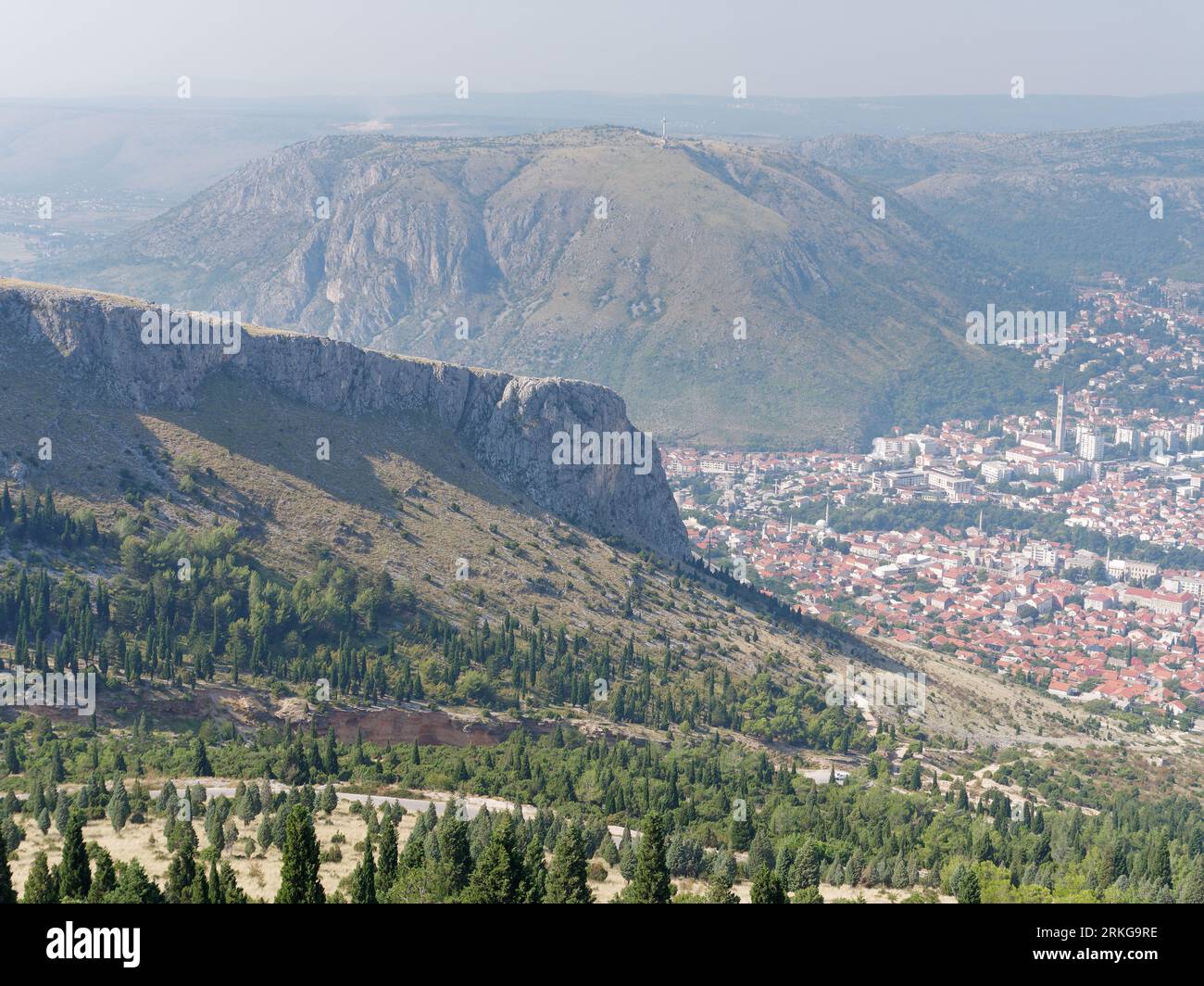 Aussichtspunkt mit Blick auf die Stadt Mostar und die umliegenden Hügel und Landschaften in Bosnien und Herzegowina, 24. August 2023. Stockfoto