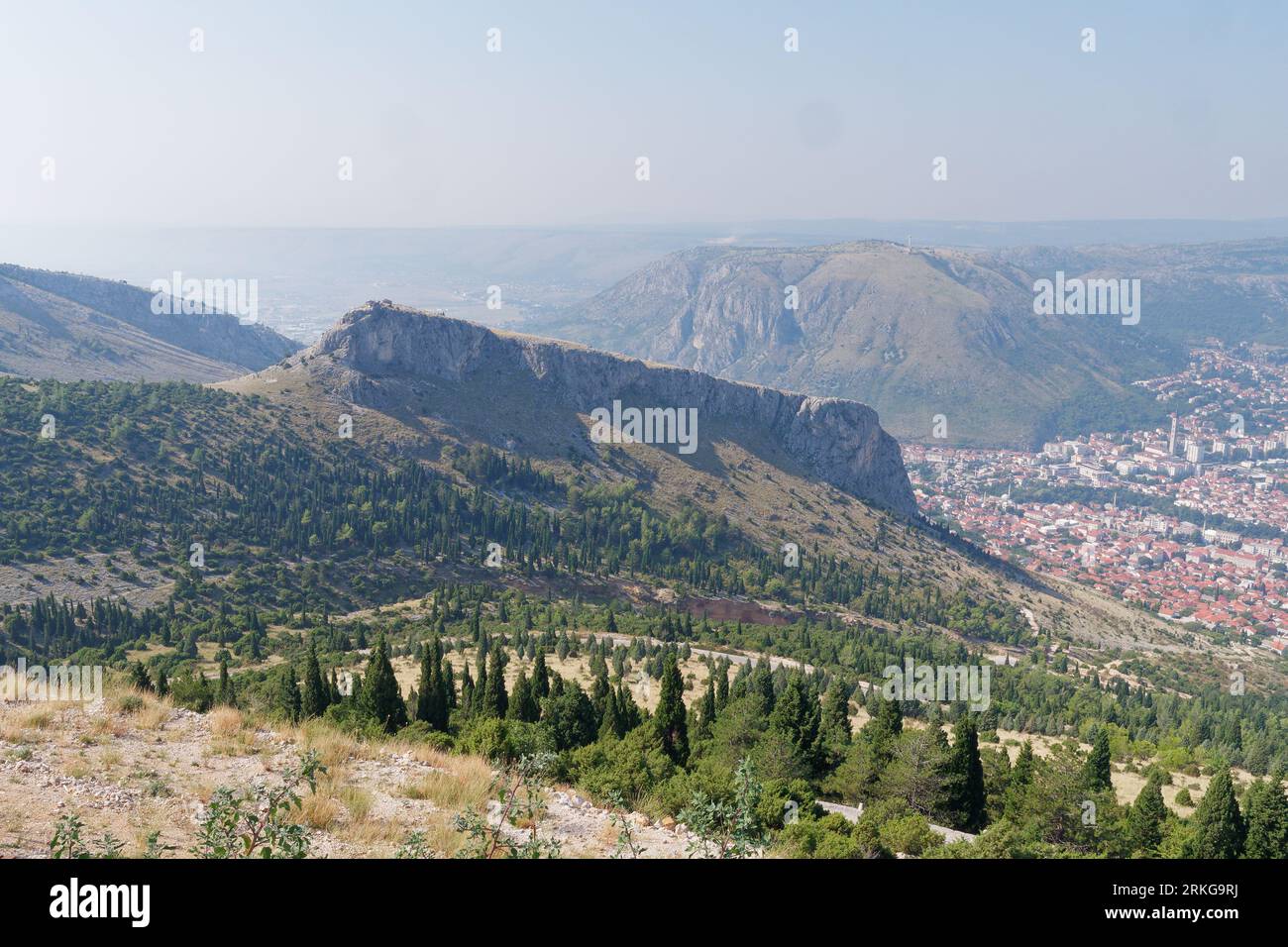 Aussichtspunkt mit Blick auf die Stadt Mostar und die umliegenden Hügel und Landschaften in Bosnien und Herzegowina, 24. August 2023. Stockfoto