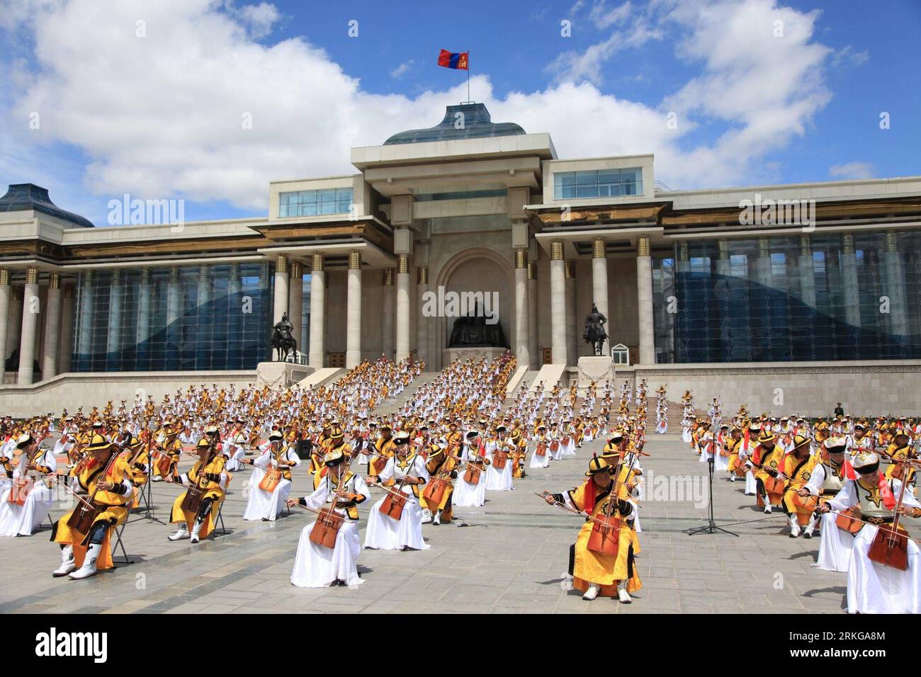 Bildnummer: 55571558 Datum: 05.07.2011 Copyright: imago/Xinhua (110705) -- ULAN BATOR, 5. Juli 2011 (Xinhua) -- Foto zeigt eine große traditionelle Morin-Khuur-Performance am Vorabend des mongolischen Naadam-Festivals zum Nationalfeiertag auf dem Sukhbaatar-Platz in Ulan Bator, Mongolei, 5. Juli 2011. Neunhundertneunundneunzig Morin-Khuur-Spieler aus der Provinz Zavkhan präsentierten am Dienstag eine wunderbare Leistung. (Xinhua/Huang Longjie)(wn) MONGOLEI-MORIN KHUUR-PERFORMANCE PUBLICATIONxNOTxINxCHN Gesellschaft Tradition Musik mongolische Pferdekopfgeige Nationalfeiertag x0x xst Uraufführung 2011 que Stockfoto