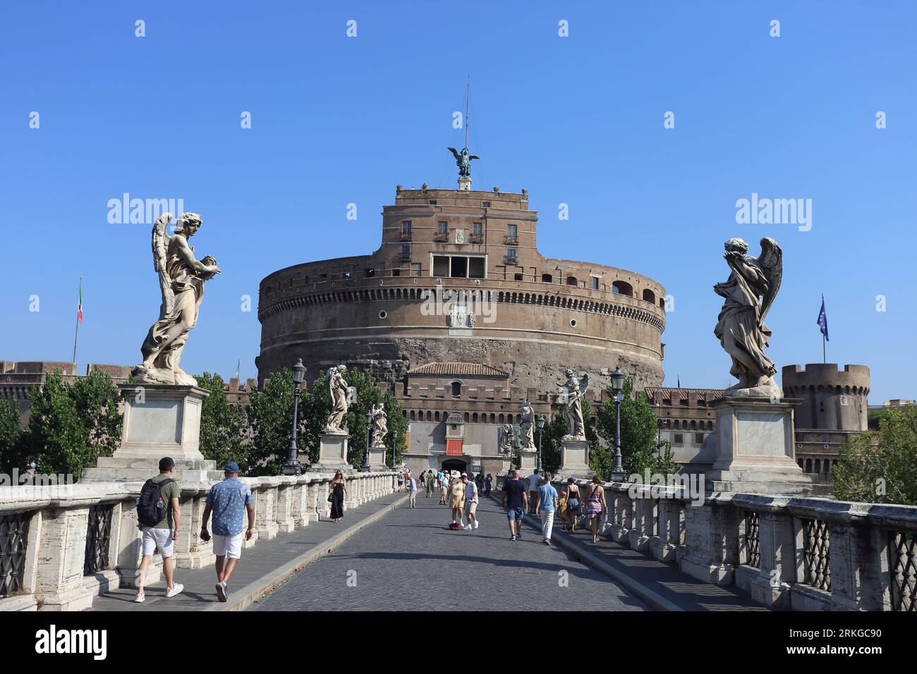 Rom, Italien - 22. August 2023. Castel Sant'Angelo, auch Hadrians Mausoleum genannt, von der Sant'Angelo-Brücke aus gesehen Stockfoto