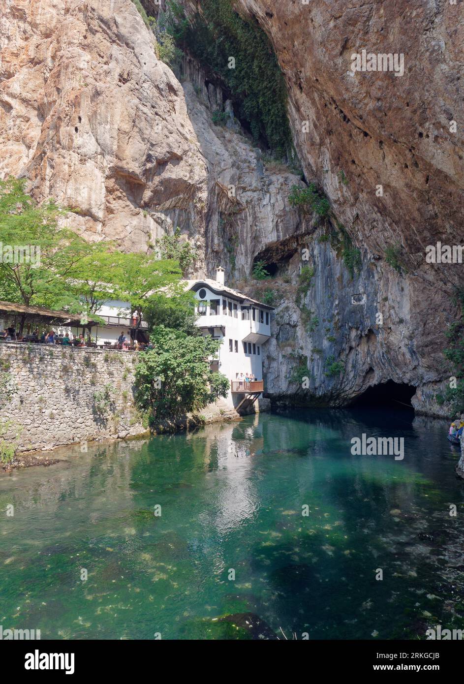 Das Blagaj-Kloster (oder Blagaj Tekija) am Fluss Buna in der Nähe der Stadt Mostar, Bosnien und Herzegowina, 24. August 2023. Stockfoto