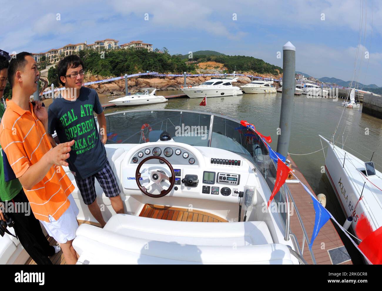 Bildnummer: 55581412 Datum: 09.07.2011 Copyright: imago/Xinhua (110709) -- ZHOUSHAN, 9. Juli 2011 (Xinhua) -- Besucher lernen eine Yacht auf einer internationalen Bootsmesse in der Stadt Zhoushan, Ostchinesische Provinz Zhejiang, 9. Juli 2011 kennen. Die China (Zhoushan Archipelago) International Boat Show findet vom 9. Bis 11. Juli in Zhoushan statt. Viele Bootsmanöver wie Ferretti, Sunseeker, Azimut und so weiter zeigten ihre Produkte auf der Messe. (Xinhua/Xu Yu) (zhs) CHINA-ZHOUSHAN-INTERNATIONAL BOAT SHOW (CN) PUBLICATIONxNOTxINxCHN Wirtschaft Boote Bootsmesse Messe xdf x0x 2011 quer Stockfoto