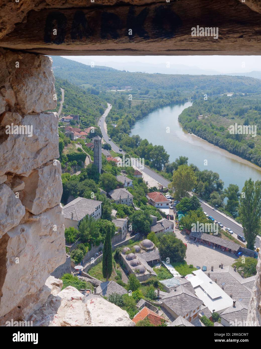 Blick von der Burg Počitelj über den Fluss Neretva in Bosnien und Herzegowina an einem Sommertag. August 2023 Stockfoto