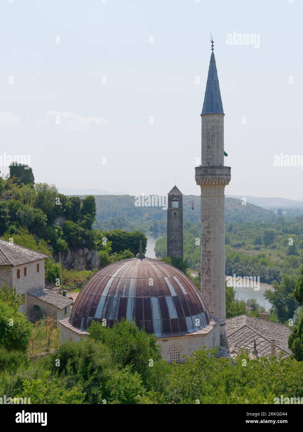 Moschee in Počitelj am Fluss Neretva in Bosnien und Herzegowina an einem Sommertag. August 2023 Stockfoto