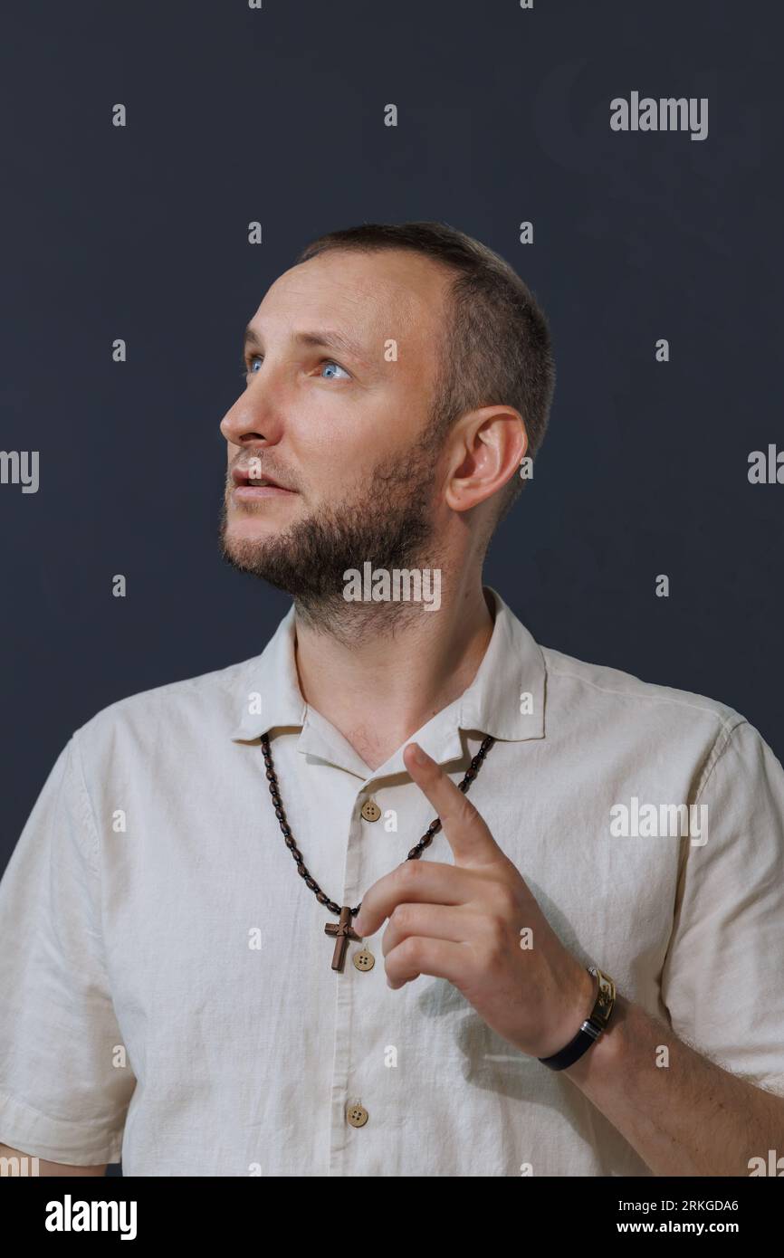 Porträtfoto eines stilvoll gekleideten Mannes Stockfoto