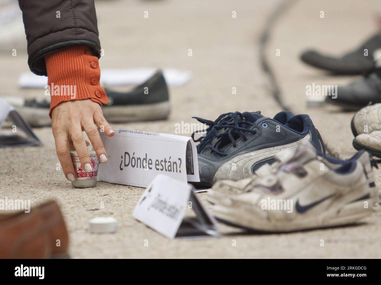 Bildnummer: 55583251 Datum: 10.07.2011 Copyright: imago/Xinhua (110711) -- MEXICO CITY, 11. Juli 2011 (Xinhua) -- Ein Paar Schuhe mit einem Schild mit der Aufschrift Wo sind sie? Wird auf der Straße bei einem Protest in Mexiko-Stadt am 10. Juli 2011 gesehen. Verlassene Schuhe und Kerzen waren die Symbole der Demonstration, um Informationen über die Verlorenen seit Beginn des Drogenkrieges zu erhalten. (Xinhua/Rodrigo Oropeza) (wn) MEXIKO-MEXIKO STADT-GESELLSCHAFT-VERLORENE MENSCHEN-DEMONSTRATION PUBLICATIONxNOTxINxCHN Gesellschaft Politik Demo Protest Drogenkrieg Krieg gegen Drogen Schuhe Premiere xns x0x 2011 quer Stockfoto