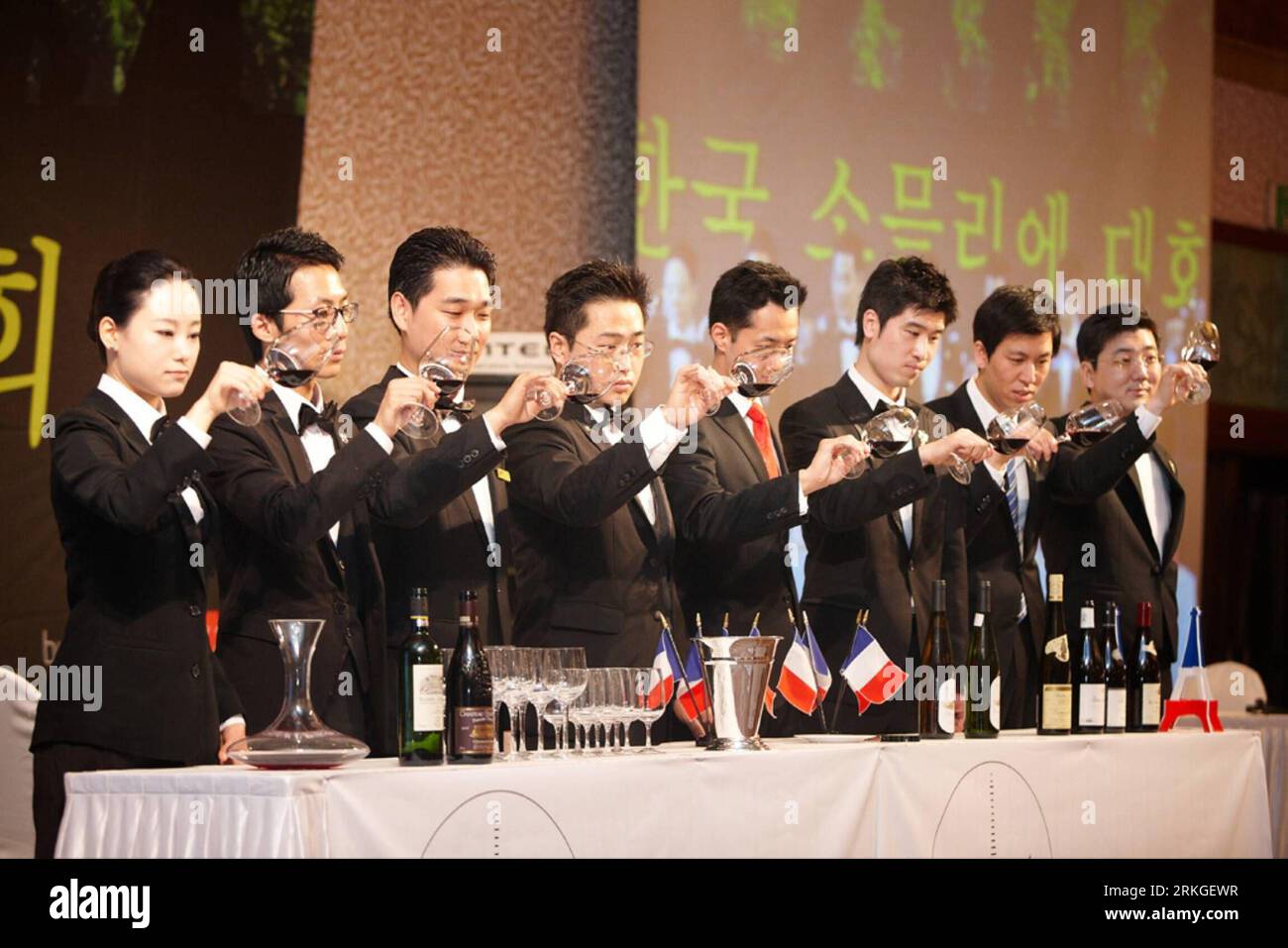 Bildnummer: 55587864 Datum: 12.07.2011 Copyright: imago/Xinhua (110712) -- SEOUL, 12. Juli 2011 (Xinhua) -- Südkoreanische Sommeliers nehmen am letzten Wettbewerb des 10. Korea Sommelier Contest Teil, der von der französischen Lebensmittelförderungsagentur Sopexa am 12. Juli 2011 im Plaza Hotel in Seoul, der Hauptstadt Südkoreas, veranstaltet wird. (Xinhua/Park Jin Hee) (lr) SÜDKOREA-SEOUL-10th KOREA SOMMELIER CONTEST PUBLICATIONxNOTxINxCHN Gesellschaft Wettbewerb Südkorea Sommelier x0x xst 2011 quer Bildnummer 55587864 Datum 12 07 2011 Copyright Imago XINHUA Seoul 12. Juli 2011 XINHUA Südkoreanischer Sommeliers Compet Stockfoto