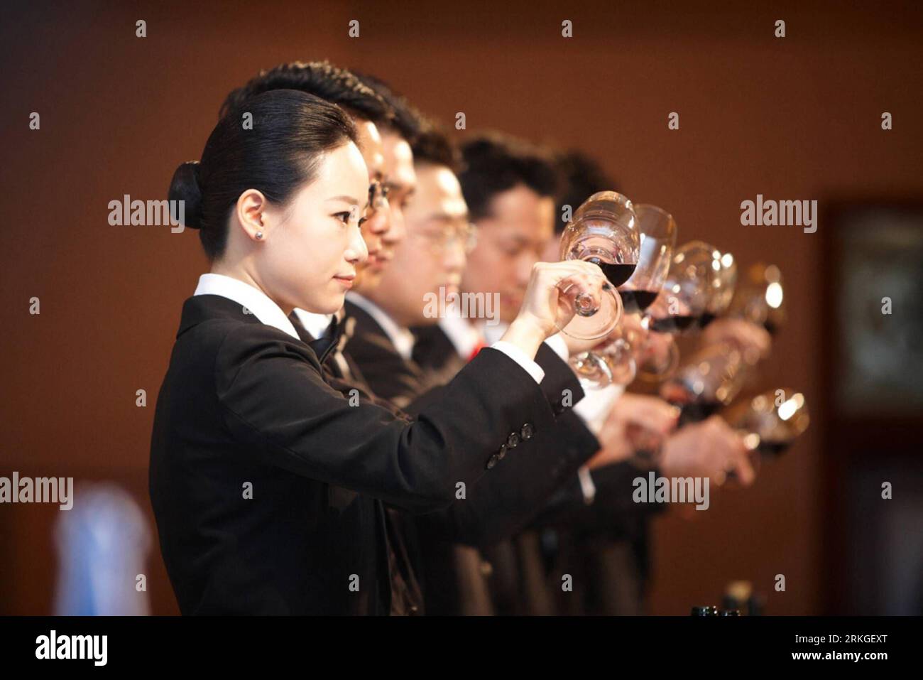 Bildnummer: 55587865 Datum: 12.07.2011 Copyright: imago/Xinhua (110712) -- SEOUL, 12. Juli 2011 (Xinhua) -- Südkoreanische Sommeliers nehmen am letzten Wettbewerb des 10. Korea Sommelier Contest Teil, der von der französischen Lebensmittelförderungsagentur Sopexa am 12. Juli 2011 im Plaza Hotel in Seoul, der Hauptstadt Südkoreas, veranstaltet wird. (Xinhua/Park Jin Hee) (lr) SÜDKOREA-SEOUL-10th KOREA SOMMELIER CONTEST PUBLICATIONxNOTxINxCHN Gesellschaft Wettbewerb Südkorea Sommelier x0x xst 2011 quer Bildnummer 55587865 Datum 12 07 2011 Copyright Imago XINHUA Seoul 12. Juli 2011 XINHUA Südkoreanischer Sommeliers Compet Stockfoto