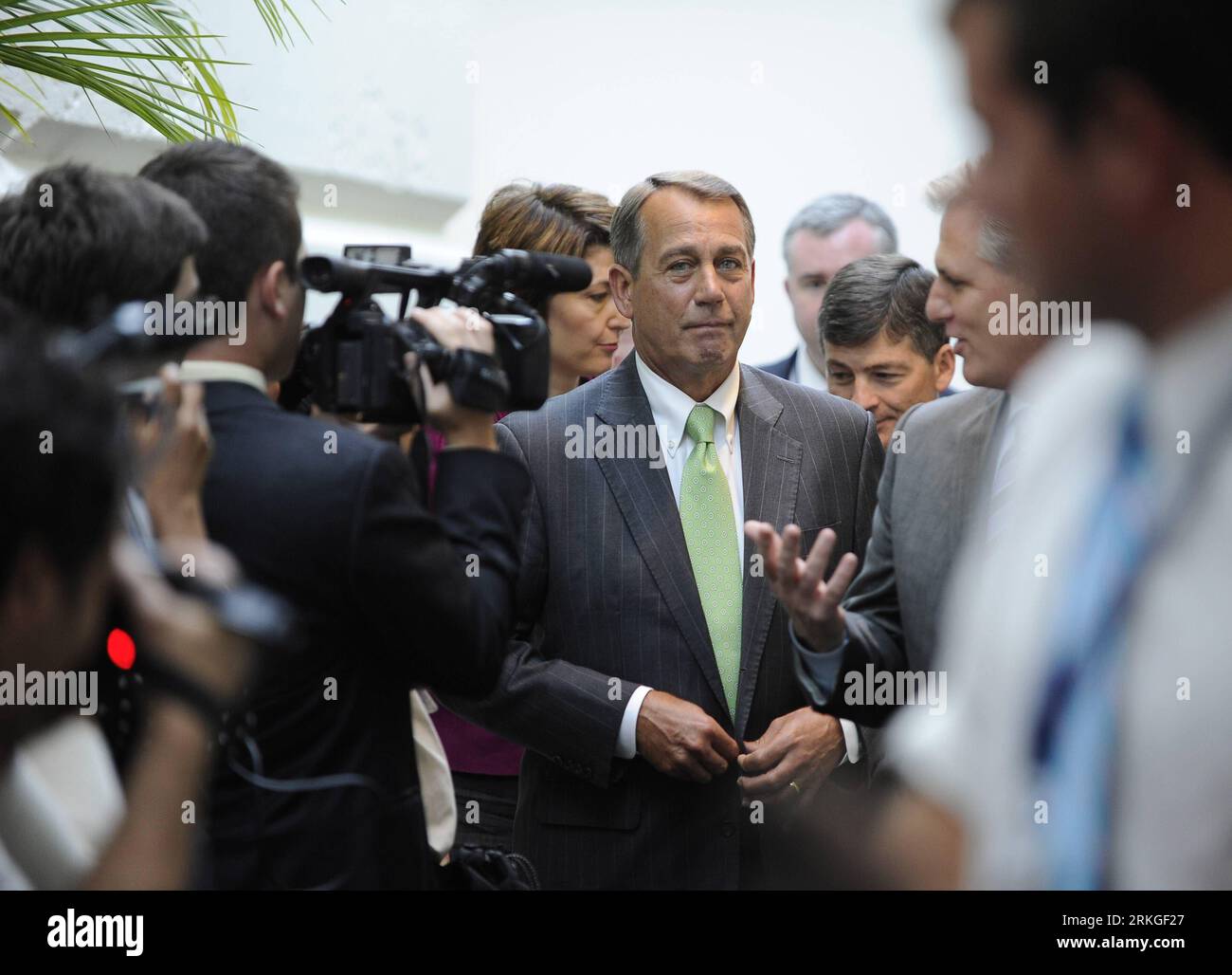 Bildnummer: 55588812  Datum: 12.07.2011  Copyright: imago/Xinhua (110712) -- WASHINGTON D.C., July 12, 2011 (Xinhua) -- U.S. House Speaker John Boehner and Republican leadership speak during the media hours before heading to the White House for another round of meetings on deficit reduction at the Capitol Hill in Washington D.C., capital of the United States, July 12, 2011. (Xinhua/Zhang Jun) US-WASHIGNTON-DEFICIT REDUCTION-BOEHNER PUBLICATIONxNOTxINxCHN People Politik USA xdf premiumd 2011 quer    Bildnummer 55588812 Date 12 07 2011 Copyright Imago XINHUA  Washington D C July 12 2011 XINHUA U Stockfoto