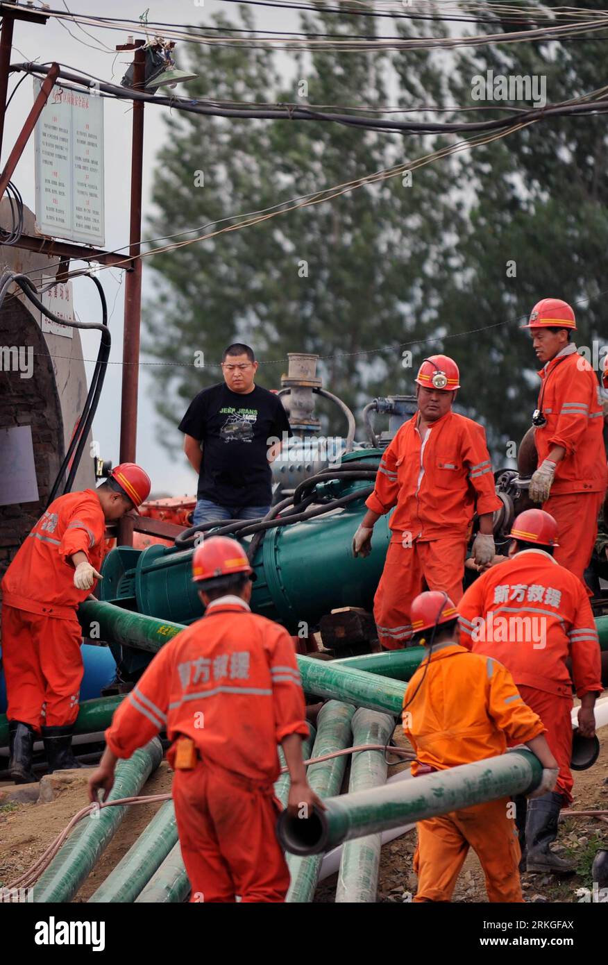 Bildnummer: 55590582 Datum: 13.07.2011 Copyright: imago/Xinhua (110713) -- WEIFANG, 13. Juli 2011 (Xinhua) -- Rettungskräfte tragen die Geräte für die Entwässerung in Weifang, ostchinesische Provinz Shandong, 13. Juli 2011. Es wird erwartet, dass Rettungskräfte am Mittwochnachmittag in eine überflutete Eisenerzmine in der ostchinesischen Provinz Shandong eindringen, da die Entwässerung drei Tage nach dem Hochwasser, das 24 Arbeiter unter Tage einschloss, beschleunigt wurde. Der Wasserstand im Schacht wurde um 10 Uhr auf 27,8 Meter unter dem Meeresspiegel reduziert, immer noch 2,2 Meter über der Plattform, auf der die Arbeiter festsitzen sollten, dem Rettungsleiterstand Stockfoto