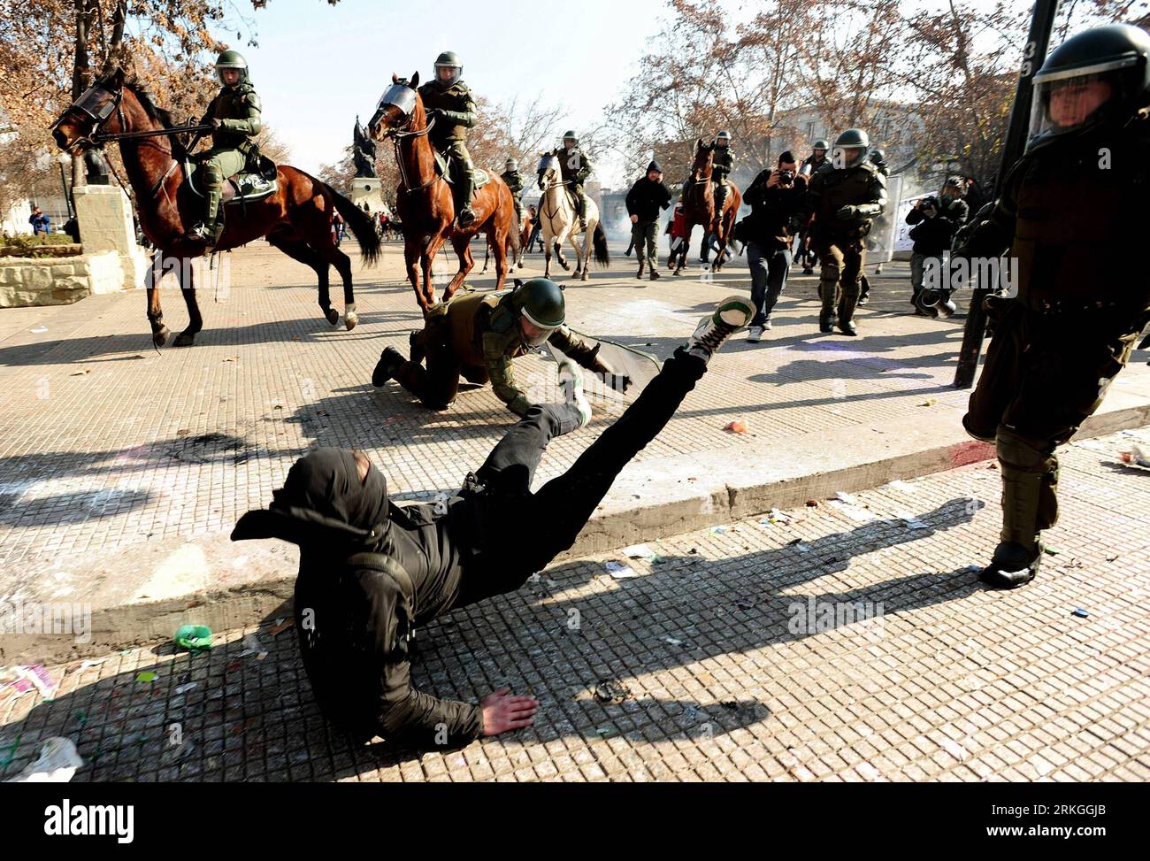 Bildnummer: 55595664 Datum: 14.07.2011 Copyright: imago/Xinhua (110715) -- SANTIAGO, 15. Juli 2011 (Xinhua) -- Polizisten treffen auf Studenten während des landesweiten Protestes, der am 14. Juli 2011 in Santiago (Chile) mehr Mittel für die öffentliche Bildung fordert. (Xinhua/Jorge Villegas) (wn) CHILE-SANTIAGO-STUDENTENPROTESTE PUBLICATIONxNOTxINxCHN Gesellschaft Unruh Ausschreitungen Straßenschlacht xtm 2011 quer Highlight Premiumd o0 Gewalt Kampf Straßenkampf Polizist Polizei Bildnummer 55595664 Datum 14 07 2011 Copyright Imago XINHUA 110 715 Santiago 15 Juli 2011 XINHUA Polizist Clash with Students du Stockfoto