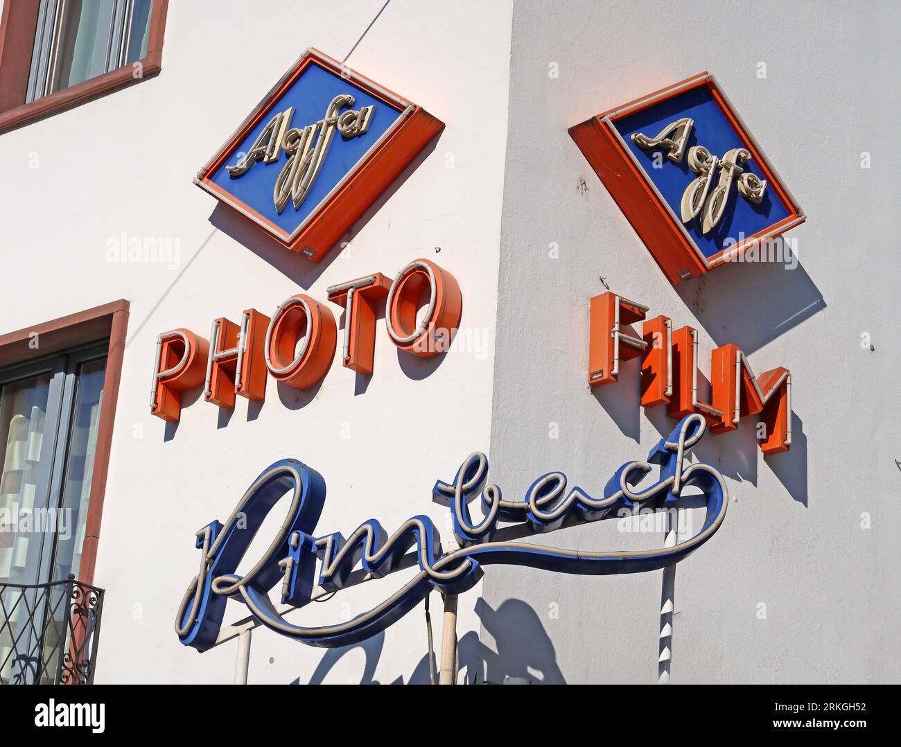 Alte historische deutsche Art Deco Agfa Film zeigen Schilder, bei Foto Rimbach Fotografen, Mainzer Stadtzentrum, Rheinland-Pfalz, Deutschland Stockfoto