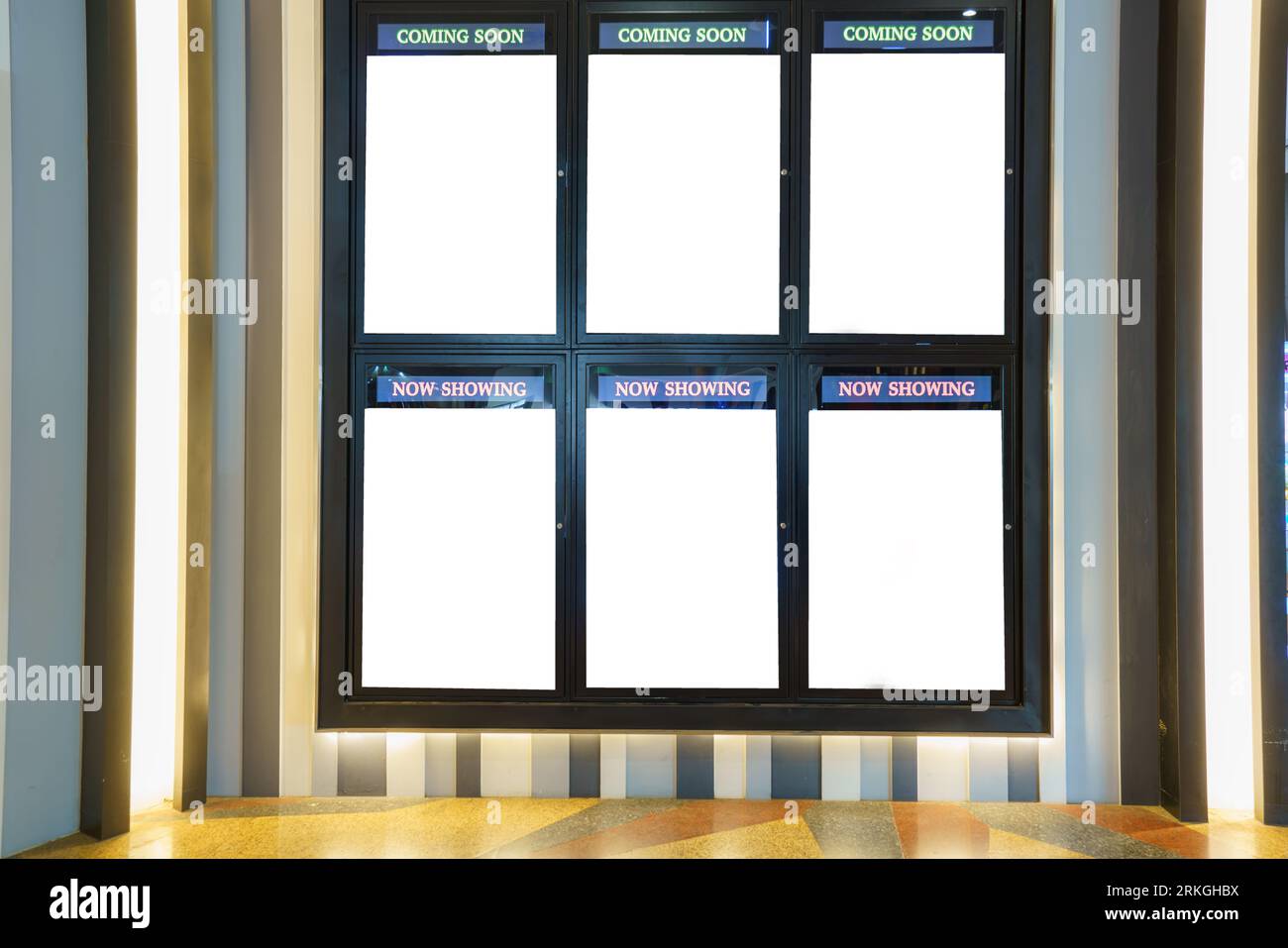 Im Theatergang steht eine leere Plakatwand für das Kino bereit, ein weißer, leerer Mockup-Filmrahmen mit „demnächst“-Text, der Ihr Kind einlädt Stockfoto