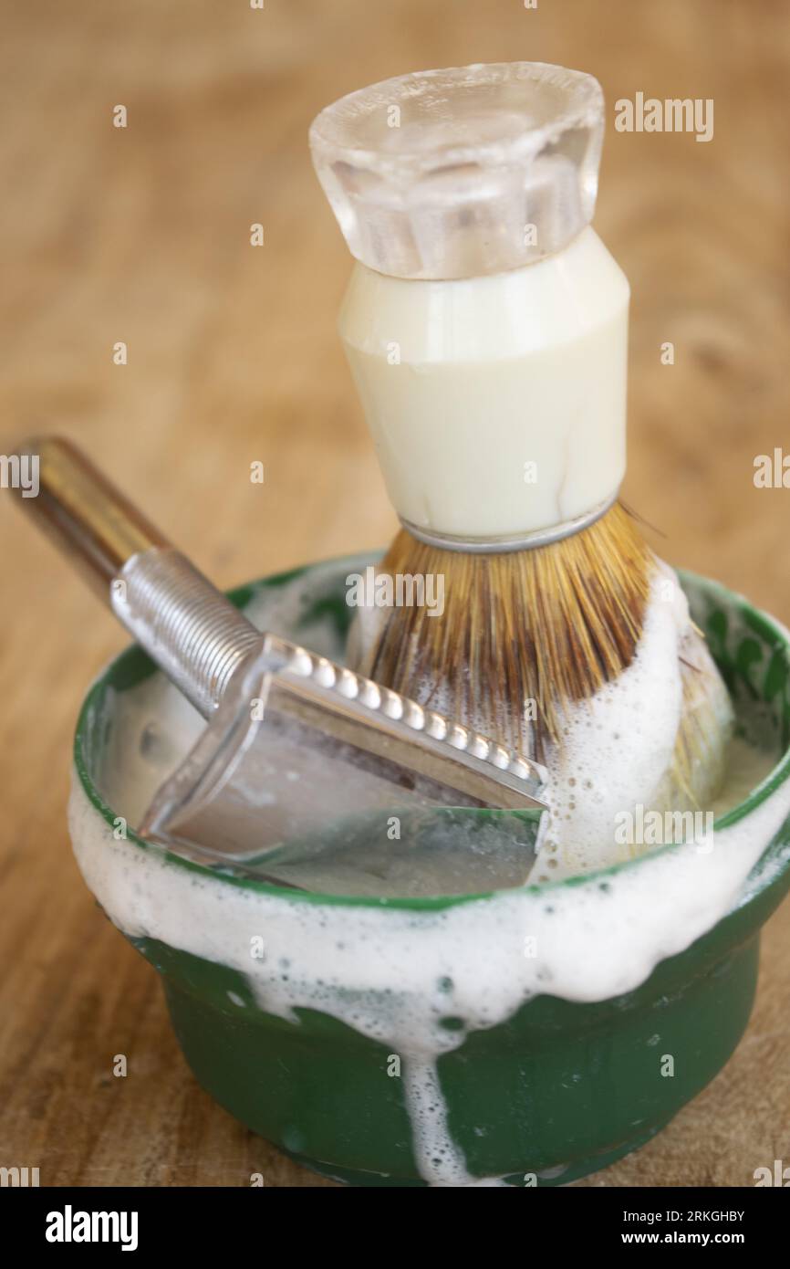 Rasierpinsel und Rasierseifenwerkzeuge für die Rasur zu Hause Stockfoto