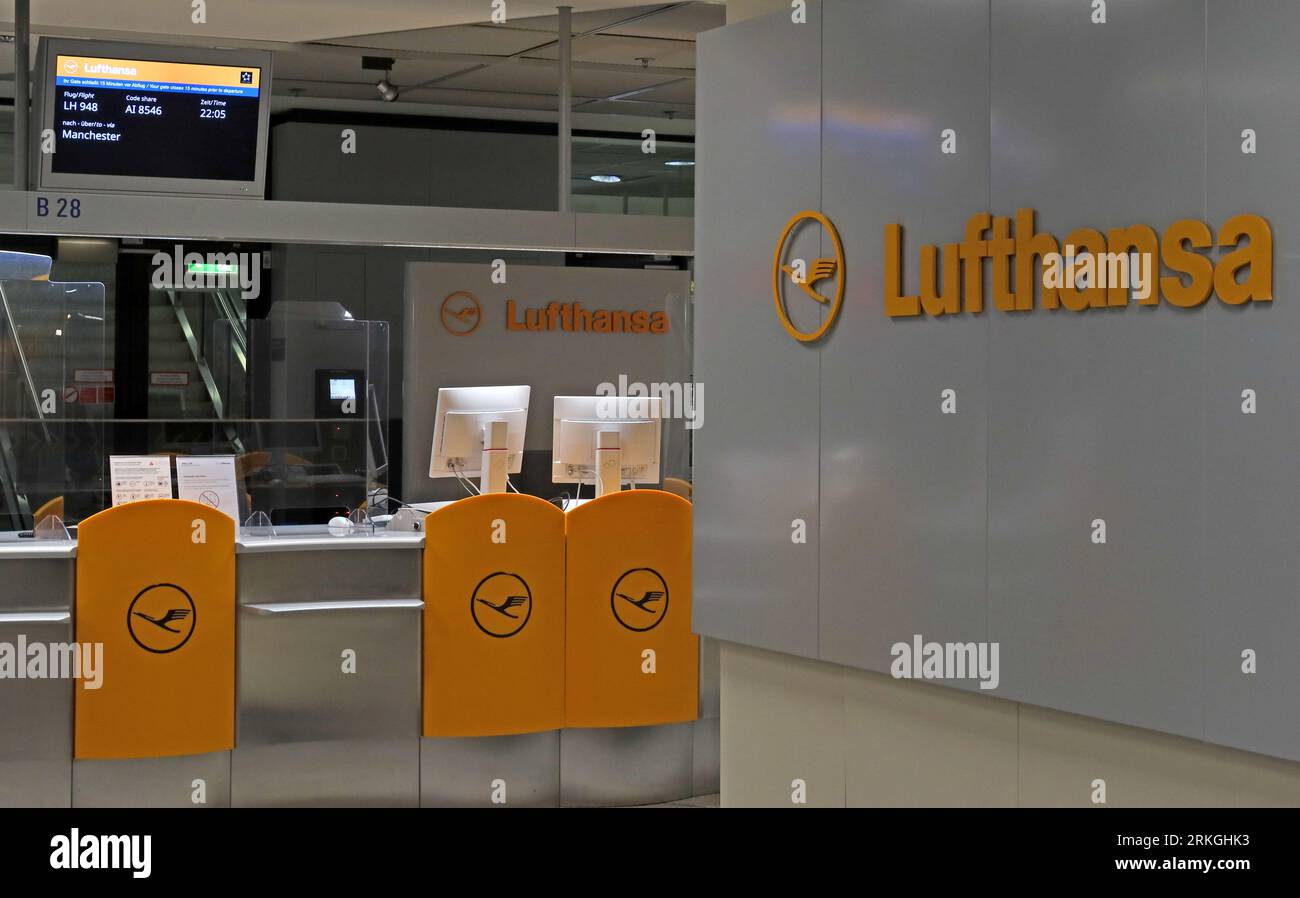 Flughafen Frankfurt, Gate B28, zeigt Lufthansa-Flug LH948 nach Manchester Stockfoto