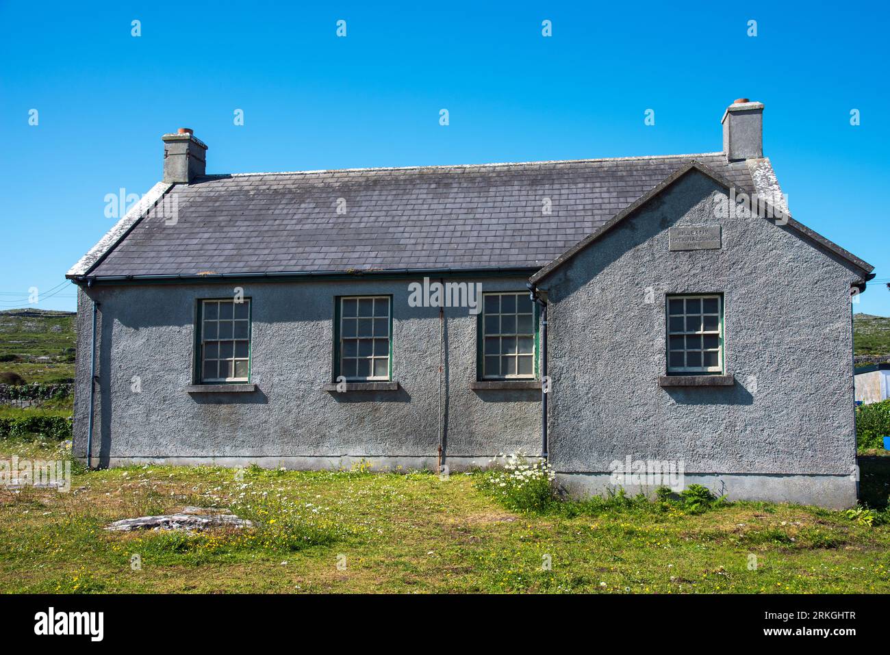 Landschaft mit Blick auf die alte Killeanyy National School 1886 in Inishmore, Aran Island, Co, Galway, Irland Stockfoto