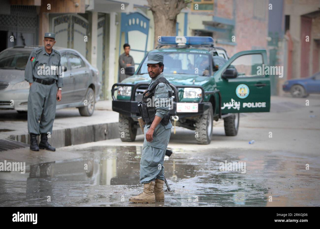 Bildnummer: 55599813 Datum: 18.07.2011 Copyright: imago/Xinhua (110718) -- KABUL, 18. Juli 2011 (Xinhua) -- afghanische Polizei wacht vor dem Haus von Jan Mohammad Khan, wo der hochrangige Berater des afghanischen Präsidenten Hamid Karzai am 18. Juli 2011 in Kabul getötet wurde. Nicht identifizierte bewaffnete Männer, die als Taliban-Kämpfer gelten, stürmten am frühen Sonntag in das Haus von Jan Mohammad Khan und erschossen Jan Mohammad Khan und seinen Gast Hashim Watanwal zu Tode. (Xinhua/Ahmad Massoud)(wn) AFGHANISTAN-KABUL-UNREST-POLITICS PUBLICATIONxNOTxINxCHN Gesellschaft Anschlag xns 2011 quer premiumd o0 Mord Polizei Pol Stockfoto