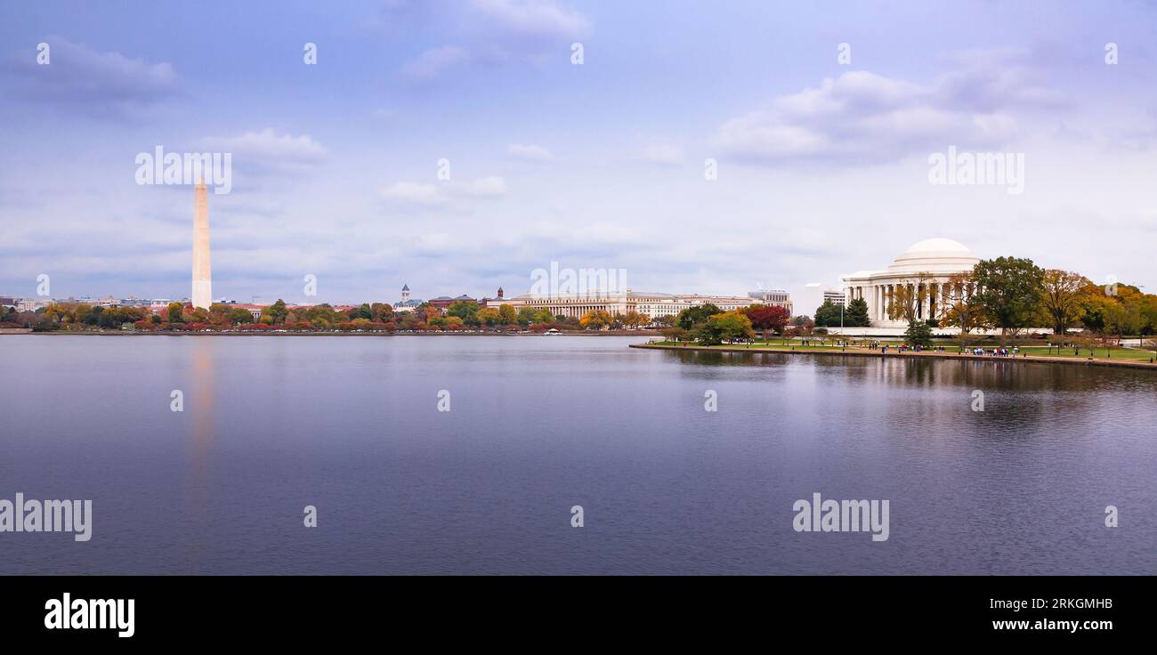 Panoramic landscape of West Potomac Park at sunset in autumn, with Tidal Basin, Washington Monument and Jefferson Memorial. Washington, DC, USA Stockfoto