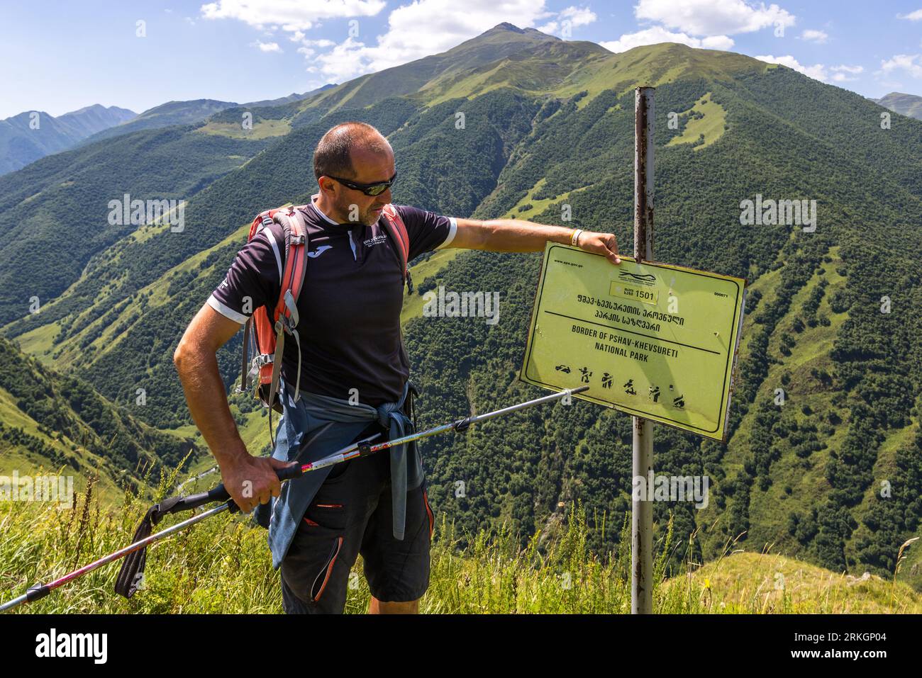 Wandern im hohen Kaukasus. Ardoti, Georgia. Trotz des Naturschutzes werden Jahrhunderte alte Wege verbreitert und sind somit der Erosion ausgesetzt Stockfoto