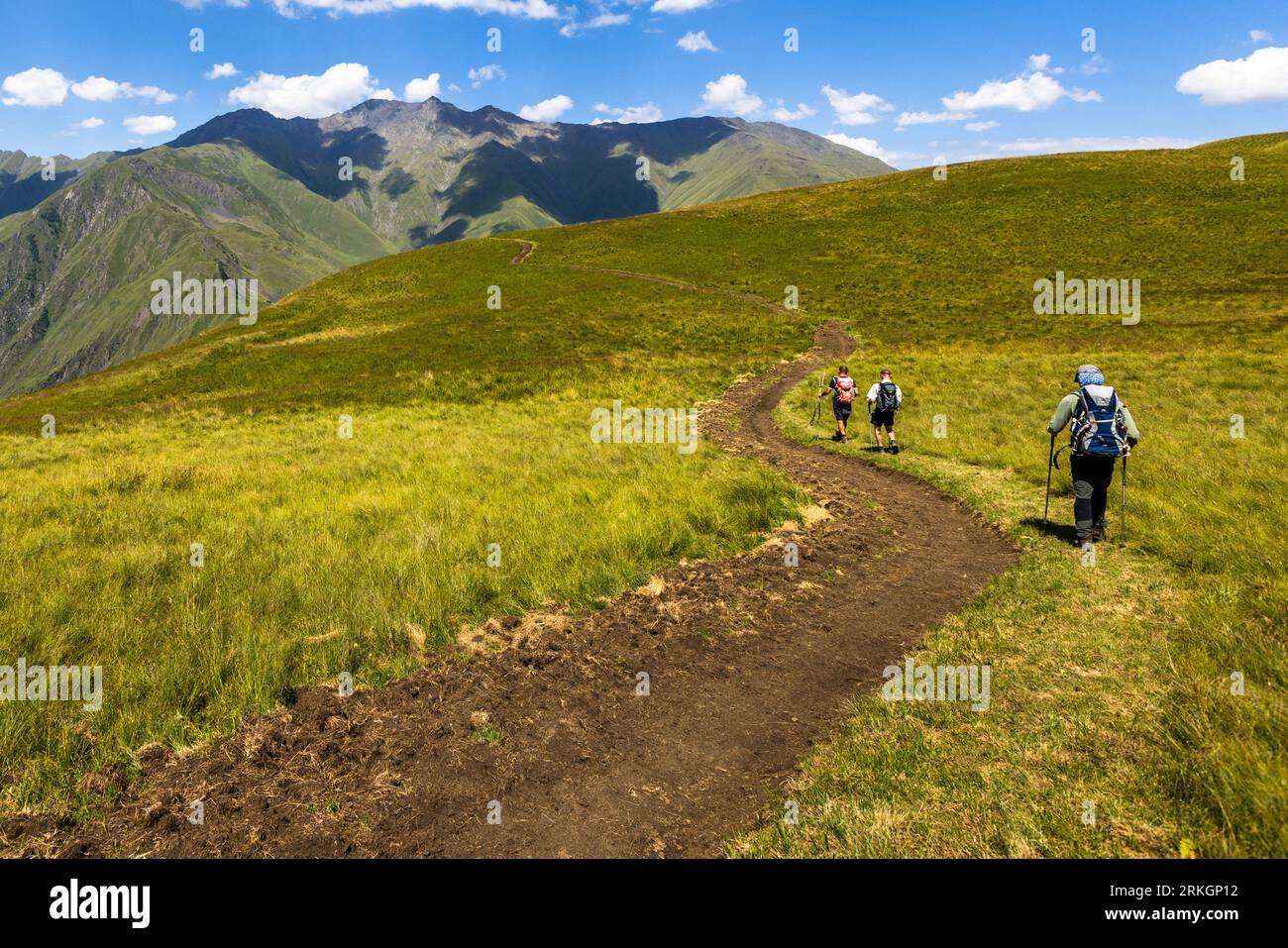 Wandern im hohen Kaukasus. Ardoti, Georgia. Trotz des Naturschutzes werden Jahrhunderte alte Wege verbreitert und sind somit der Erosion ausgesetzt Stockfoto