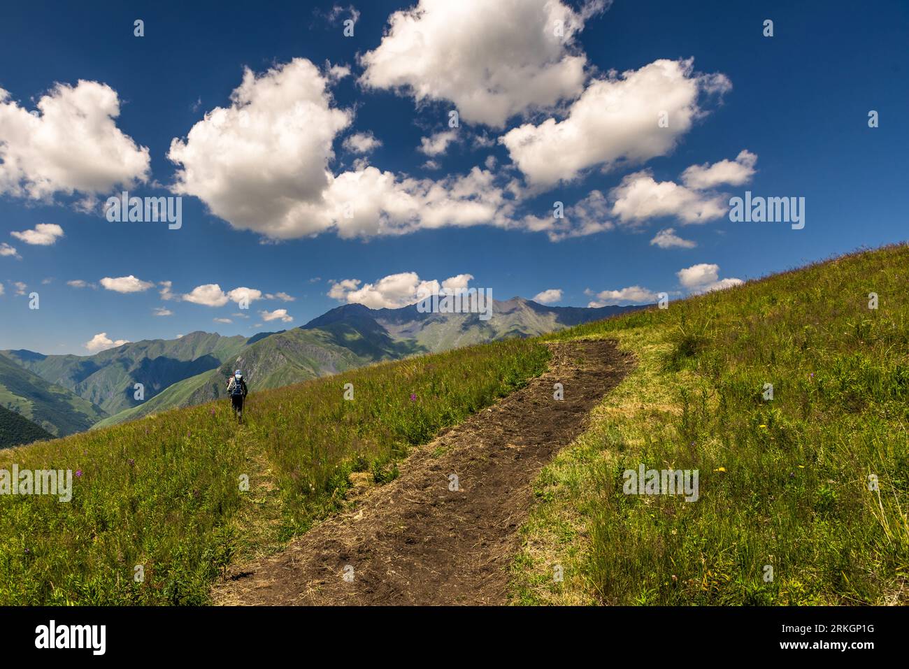 Wandern im hohen Kaukasus. Ardoti, Georgia. Trotz des Naturschutzes werden Jahrhunderte alte Wege verbreitert und sind somit der Erosion ausgesetzt Stockfoto