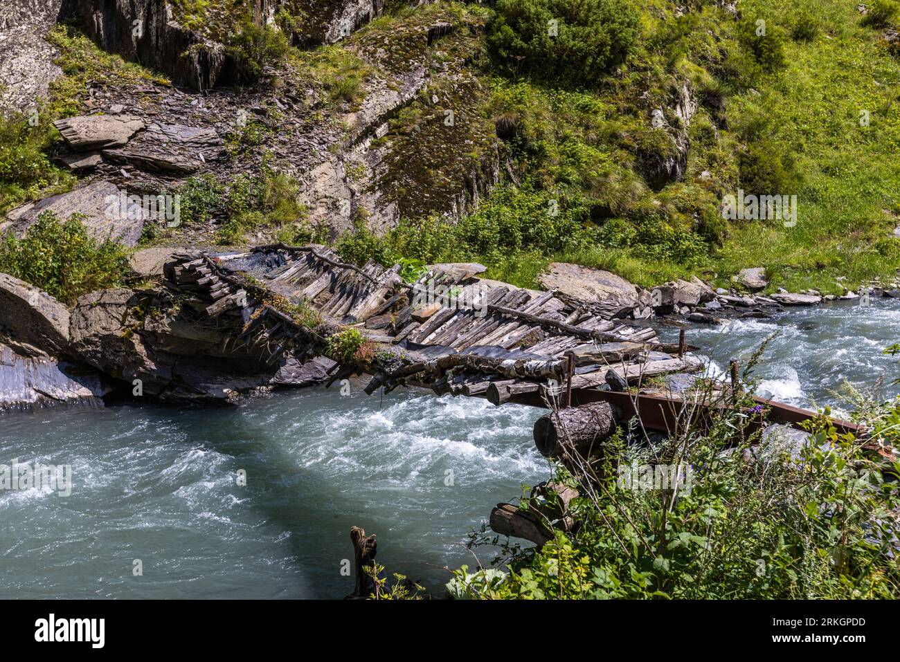 Wandern im hohen Kaukasus. Ardoti, Georgia. Einige Brücken machen nicht den zuverlässigsten Eindruck Stockfoto