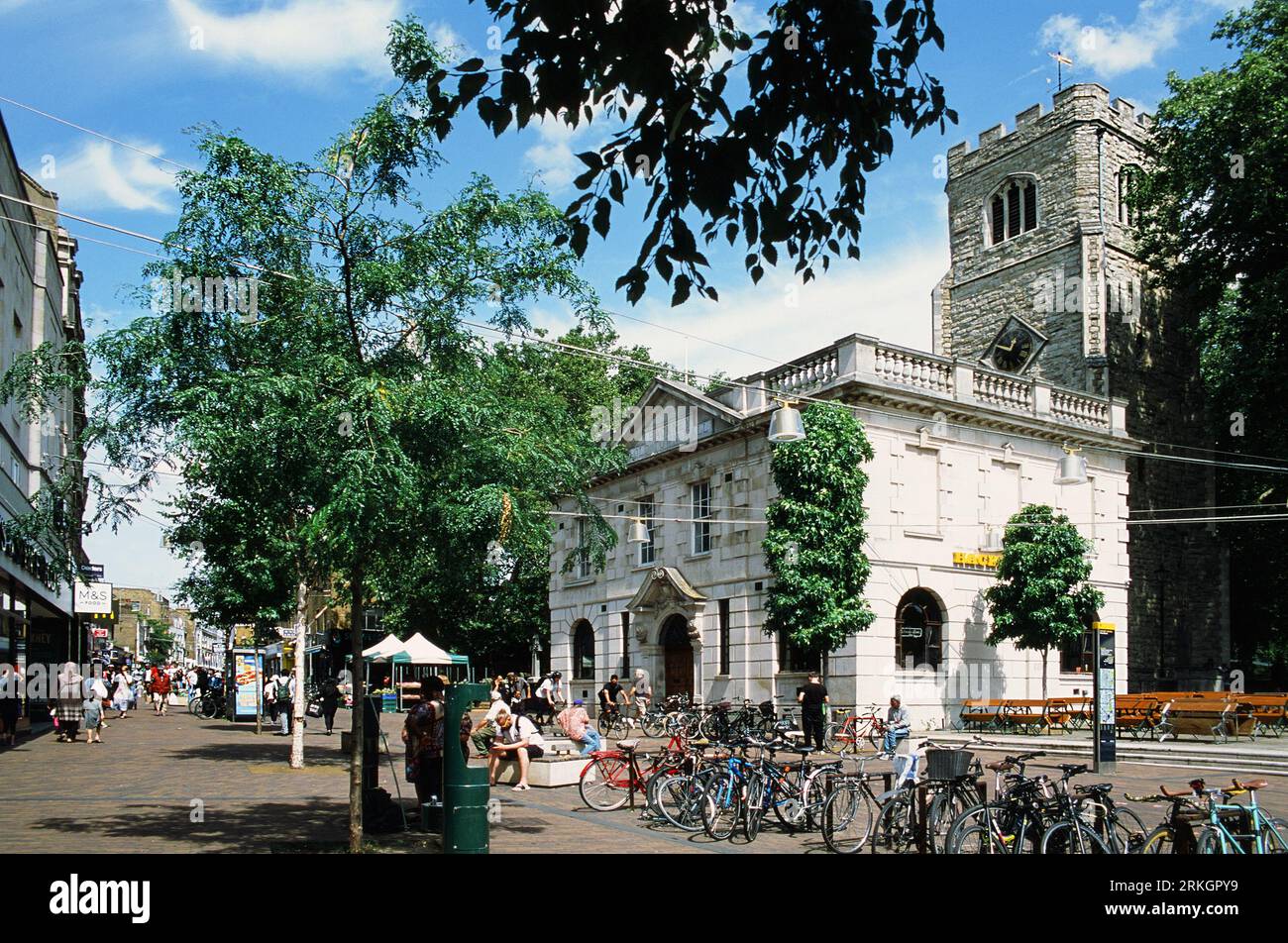 Mare Street, im Zentrum von Hackney, London UK, mit Blick nach Norden, mit Hackney Old Town Hall und St Augustine's Tower Stockfoto