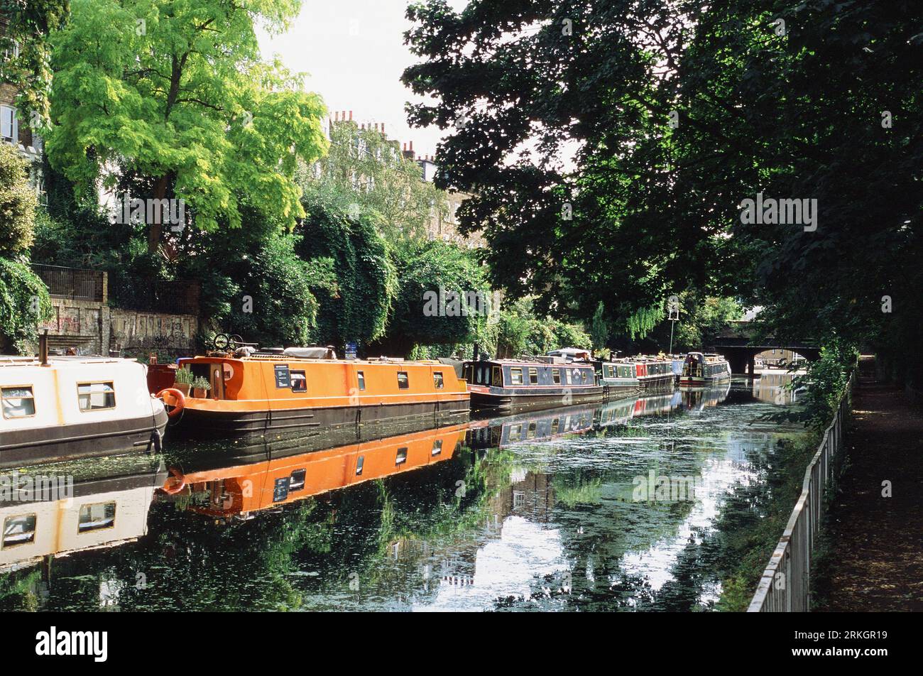 Der Regent's Canal in Islington, London, im Sommer mit Schmalbooten Stockfoto