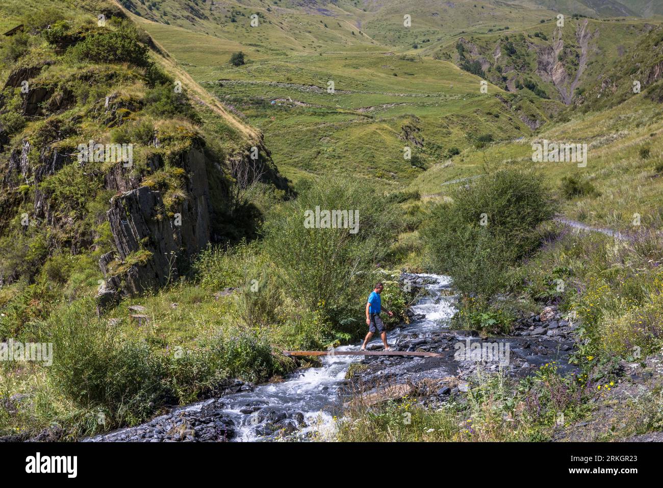 Flussüberquerung zu Fuß in der Nähe von Ardoti, Georgia Stockfoto