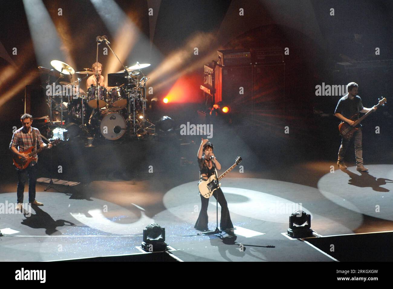 (110729) -- PEKING, 29. Juli 2011 (Xinhua) -- The Cranberries, eine berühmte irische Rockband, die 1989 gegründet wurde, tritt im MasterCard Center in Peking, der Hauptstadt Chinas, am 28. Juli 2011 auf. Peking und Shanghai in Ostchina sind beide Stationen der Weltkonzerttournee der Band. Das Konzert in Shanghai am 26. Juli war das erste Konzert in China. (Xinhua/Xiao Xiao) (Yby) CHINA-BEIJING-THE CRANBERRIES CONCERT (CN) PUBLICATIONxNOTxINxCHN Stockfoto