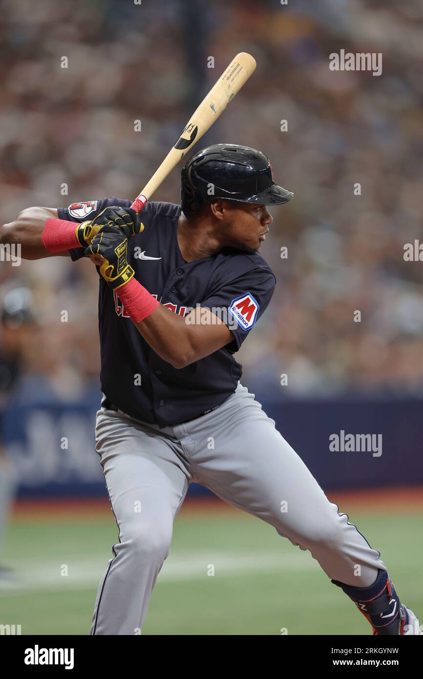 St. Petersburg, FL USA; Cleveland Guardians right fielder Oscar Gonzalez (39) readies to hit during an MLB game against the Tampa Bay Rays on Saturday Stockfoto