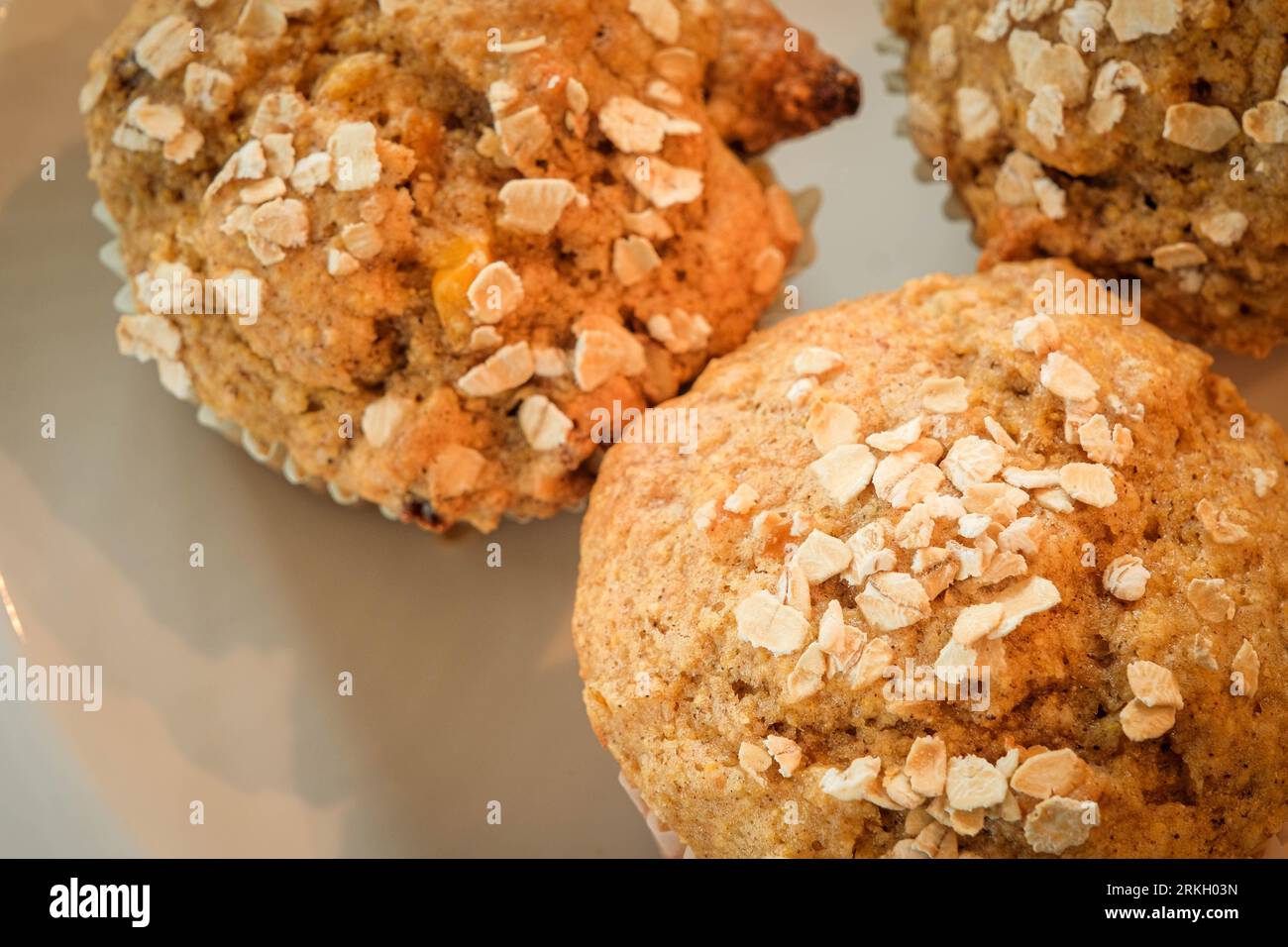 Rustikale Maismuffins mit Hafer aus nächster Nähe Stockfoto