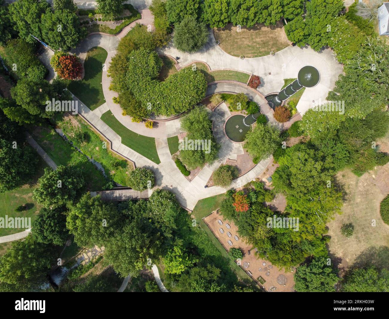 Blick von oben auf die Landschaft im öffentlichen Garten und Park in South Carolina, USA Stockfoto