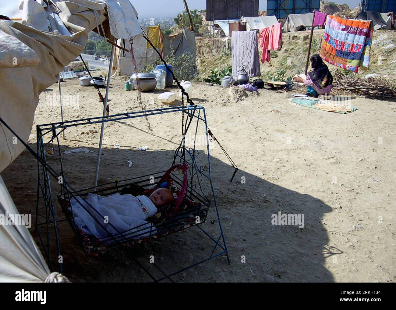 Bildnummer: 55674380 Datum: 02.08.2011 Copyright: imago/Xinhua (110802) -- CHARSADDA, 2. August 2011 (Xinhua) -- Ein Mädchen, Das vor einem Jahr von den katastrophalen Überschwemmungen vertrieben wurde, schläft in einem provisorischen Zelt in Charsadda im Nordwesten Pakistans am 2. August 2011. Ein Jahr nach den schlimmsten sintflutartigen Überschwemmungen kämpfen die gefährdeten Bevölkerungsgruppen in Pakistan immer noch darum, ihr Leben wieder aufzubauen und sich von den Folgen der Katastrophe zu erholen. Die Überschwemmungen in Pakistan 2010 betrafen 20 Millionen Menschen und ließen etwa 2.000 Tote zurück. (Xinhua Photo/Saeed Ahmad)(WN) PAKISTAN-CHARSADDA-FLUDHOLY-DAILY LIFE PUBLICATIONxNOTxINxCHN Gesellscha Stockfoto