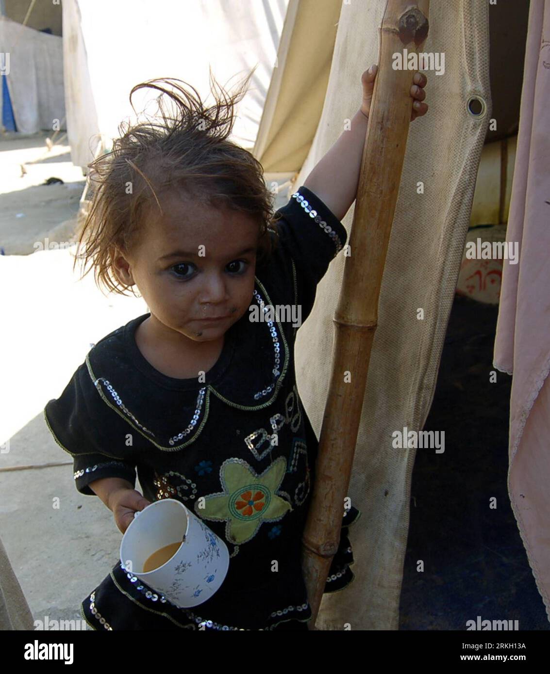 Bildnummer: 55674378 Datum: 02.08.2011 Copyright: imago/Xinhua (110802) -- CHARSADDA, 2. August 2011 (Xinhua) -- Ein Mädchen, Das vor einem Jahr von den katastrophalen Überschwemmungen vertrieben wurde, steht neben ihrem provisorischen Zelt in Charsadda, Nordwest-Pakistan am 2. August 2011. Ein Jahr nach den schlimmsten sintflutartigen Überschwemmungen kämpfen die gefährdeten Bevölkerungsgruppen in Pakistan immer noch darum, ihr Leben wieder aufzubauen und sich von den Folgen der Katastrophe zu erholen. Die Überschwemmungen in Pakistan 2010 betrafen 20 Millionen Menschen und ließen etwa 2.000 Tote zurück. (Xinhua Photo/Saeed Ahmad)(WN) PAKISTAN-CHARSADDA-FLUDHOLY-DAILY LIFE PUBLICATIONxNOTxINxCHN Gese Stockfoto