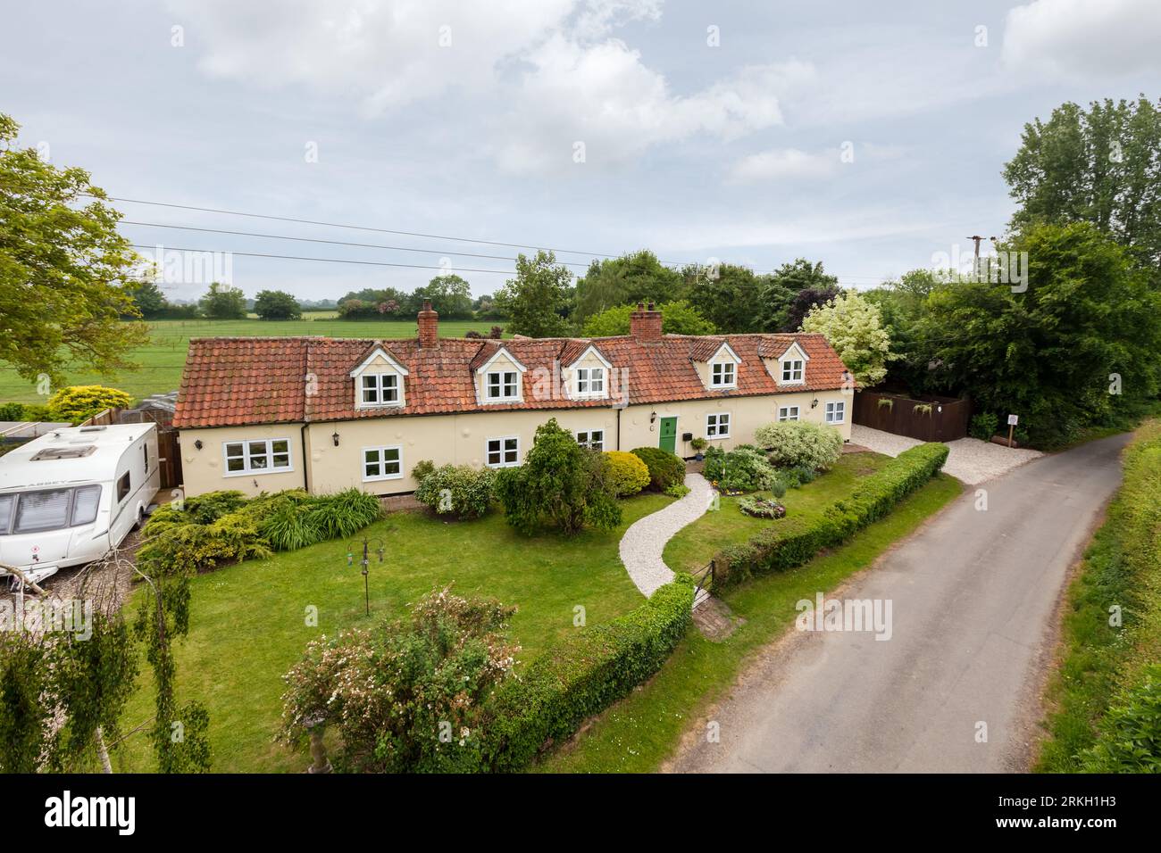Mill View, Cowlinge, Suffolk, England - Mai 29 2018: Traditionelles ländliches suffolk-Cottage mit Blick von oben, mit Pantillendach und Landschaftsgarten Stockfoto