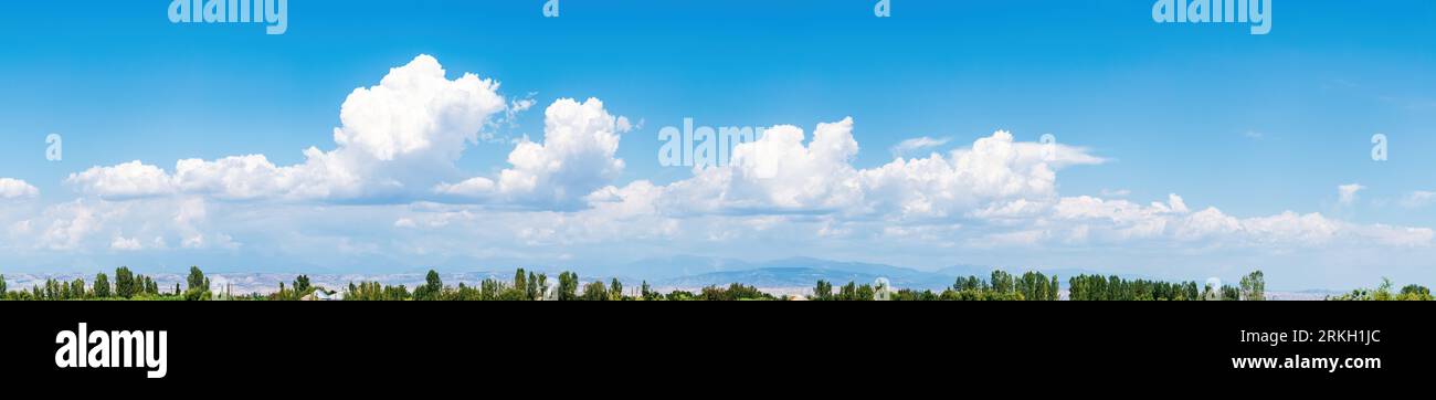 Blauer Himmel mit Cumuluswolken, weites Panorama Stockfoto