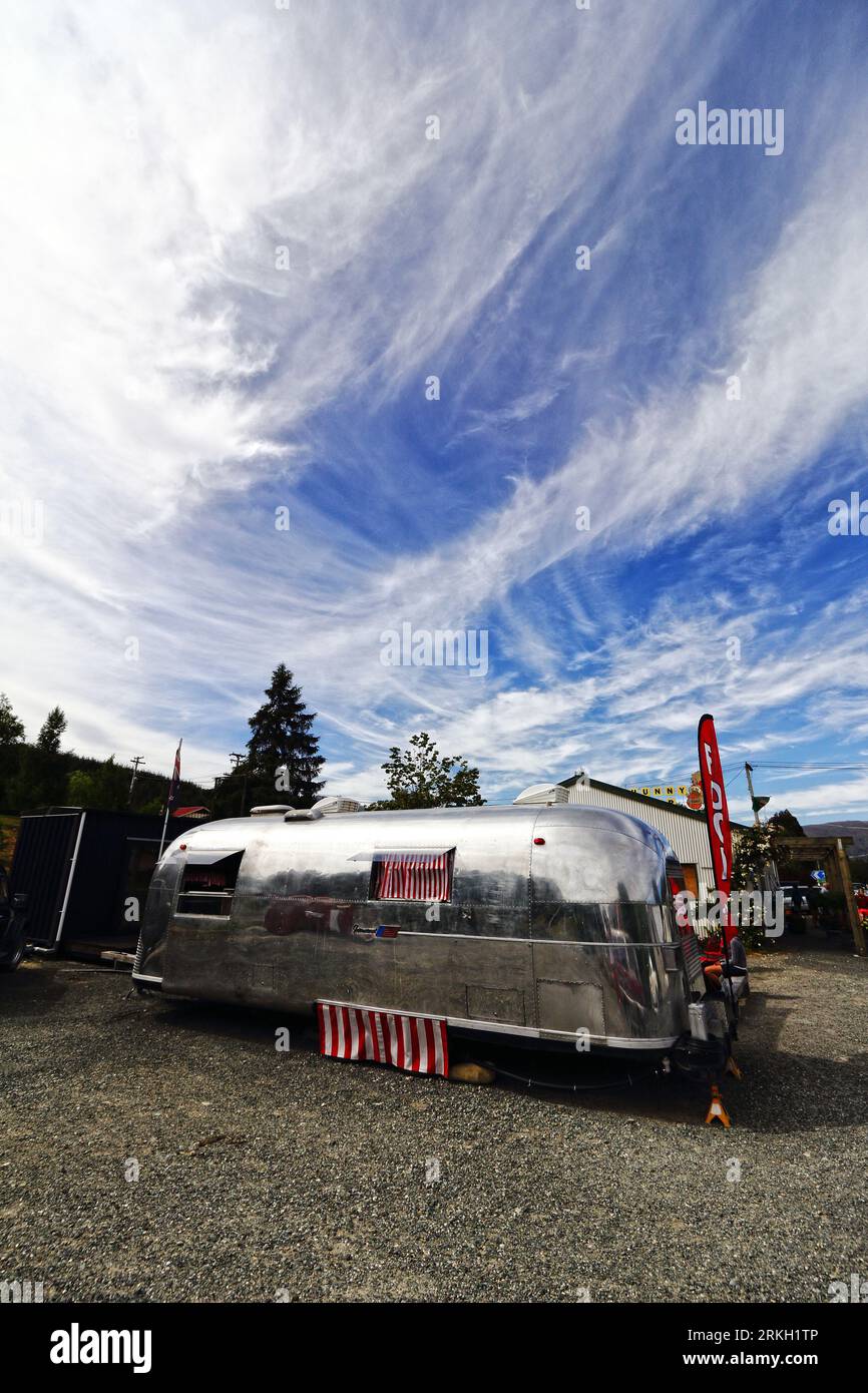 Ein heller silberner Anhänger, der an einem sonnigen Ort im Freien in Wanaka geparkt ist Stockfoto